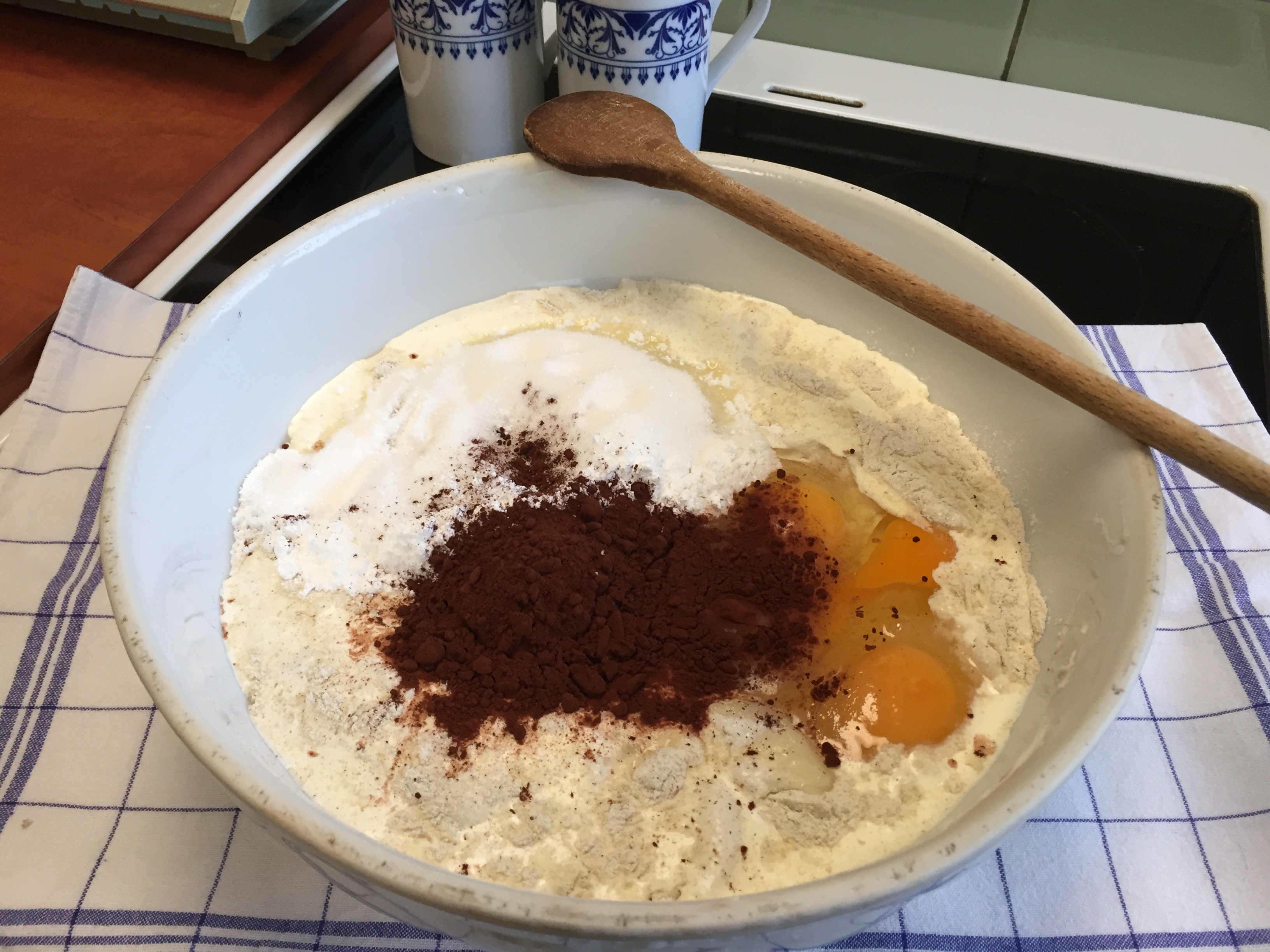 Příprava – pohanková mouka, šlehačka, cukr, vejce, prášek do pečiva, kakao
1