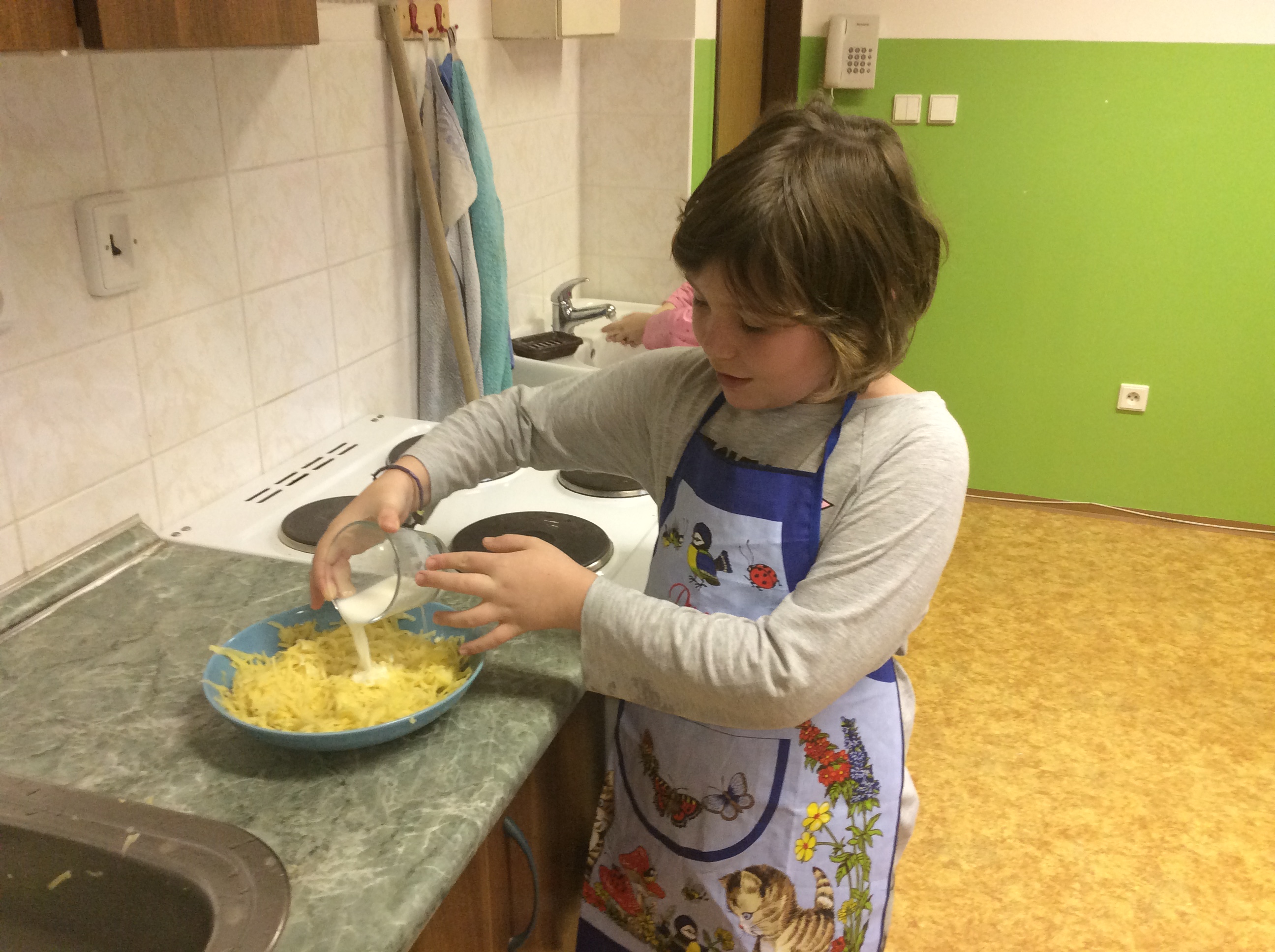 Léňa přilévá teplé mléko. 5