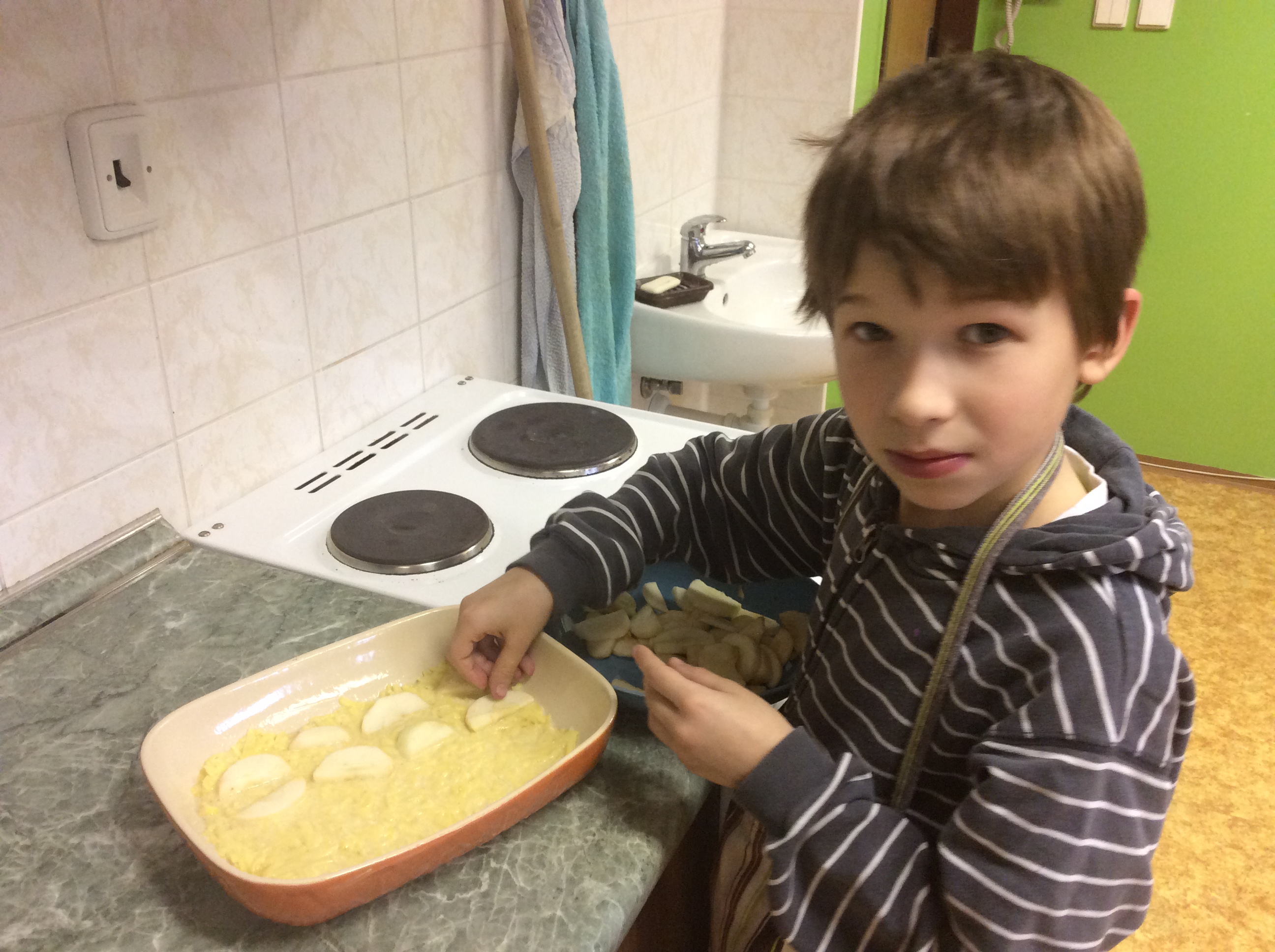 Šimon pokládá jablka na bramborovou směs. 8