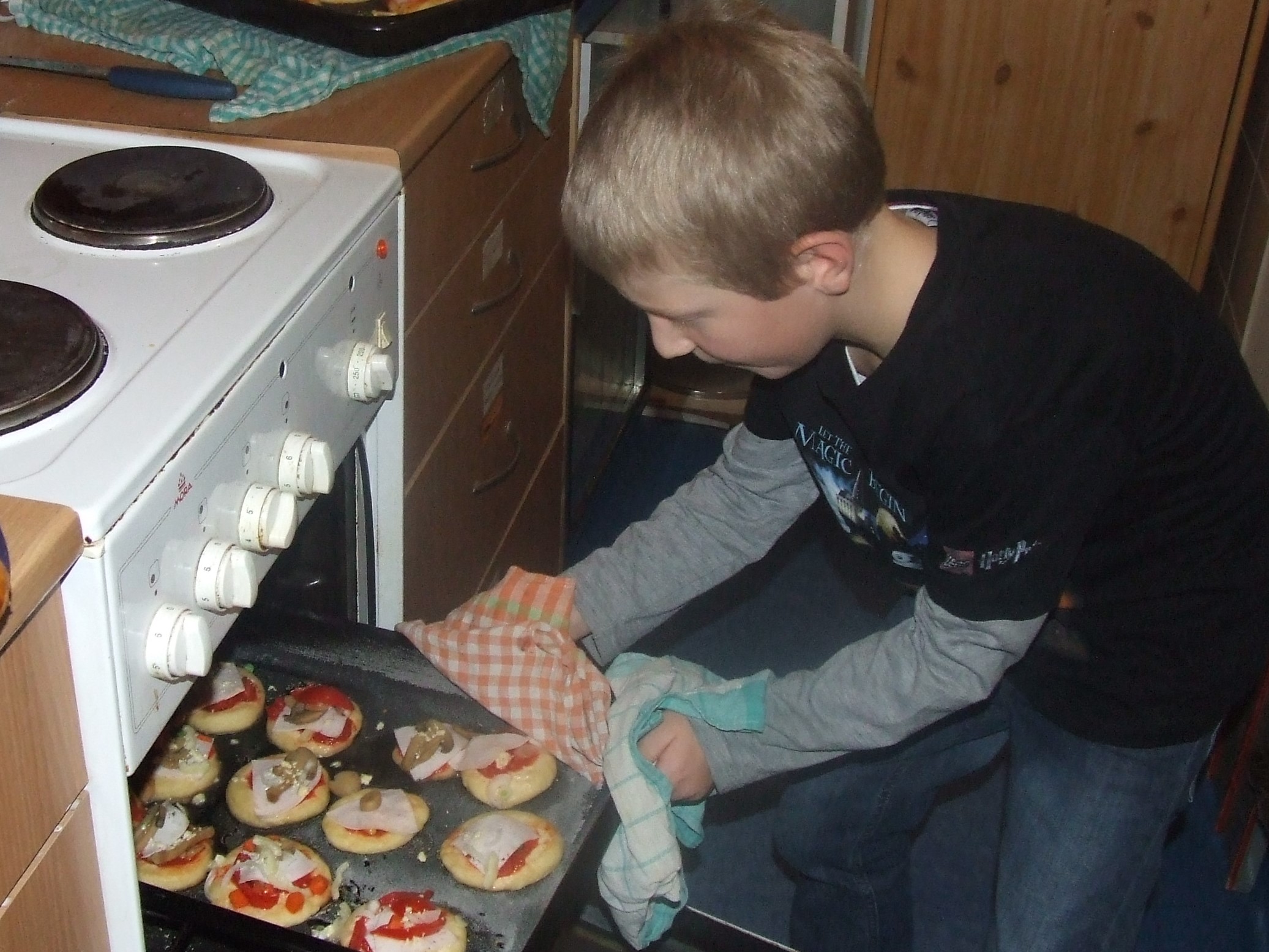 Z těsta jsme vyrobili mini pizzy na dva plechy. 11