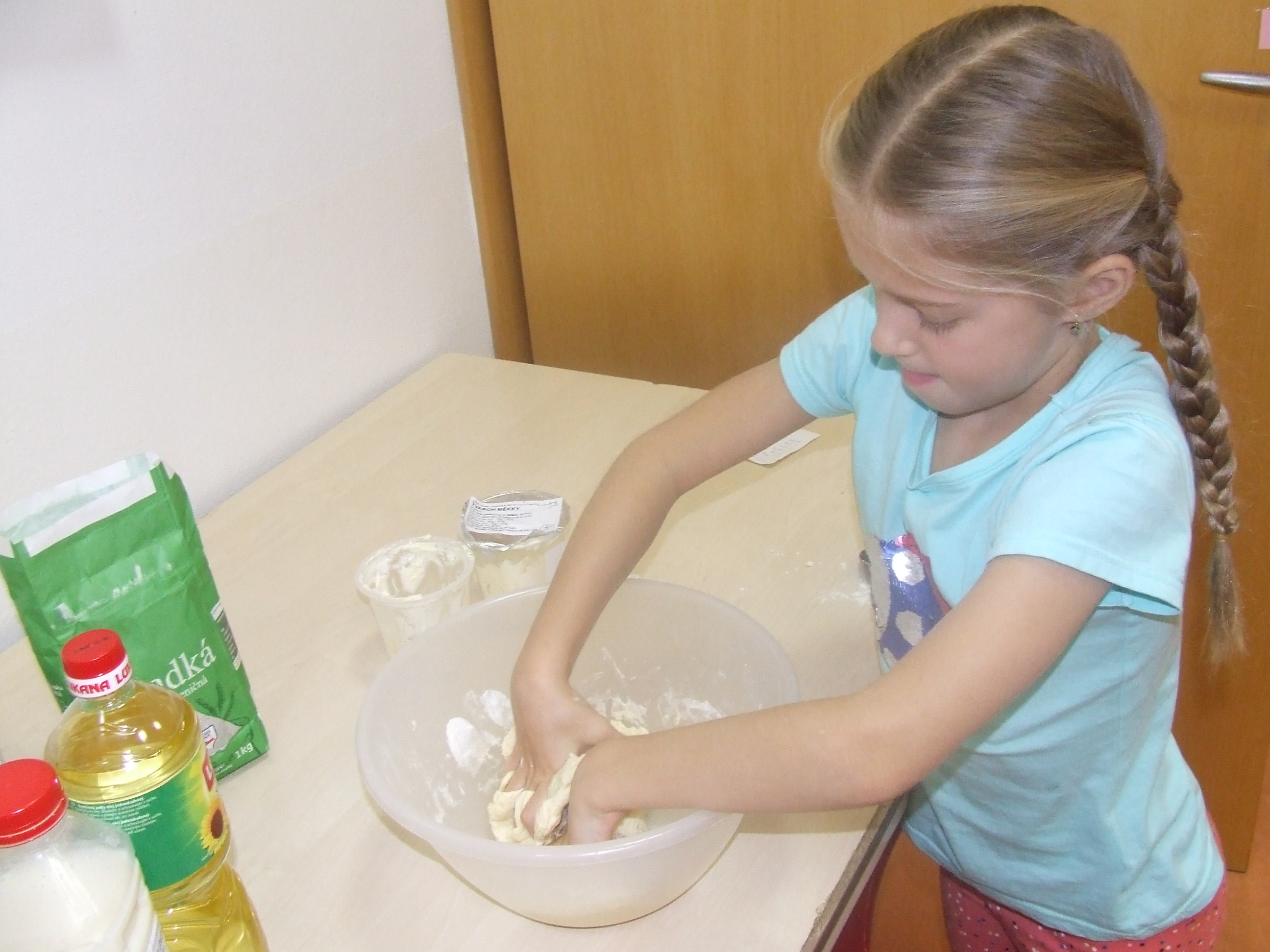 Těsto ručně zapracovat. 2