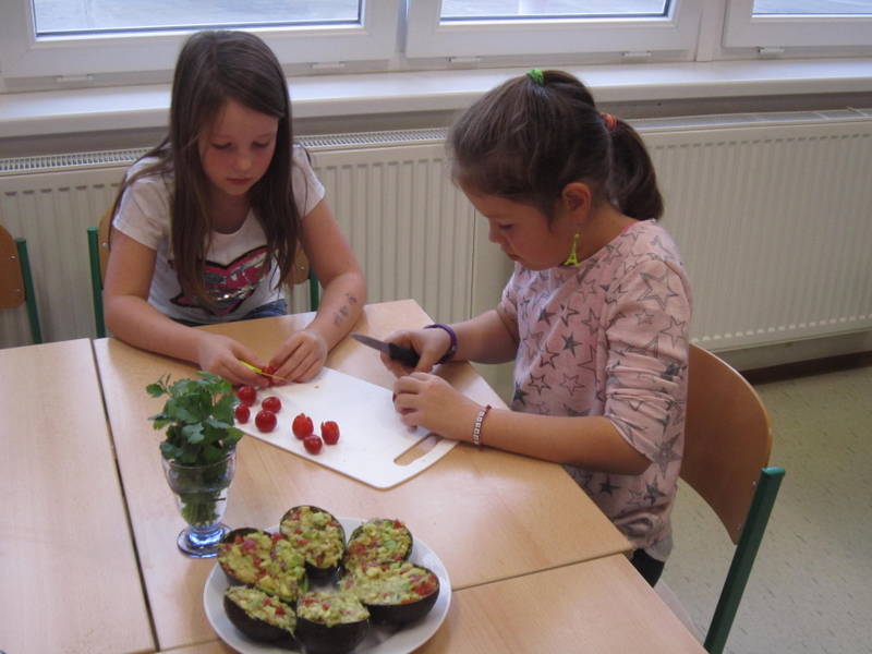 Ještě uděláme oblohu z rajčátek. Rajčátka nařízneme do tvaru poupěte. 6