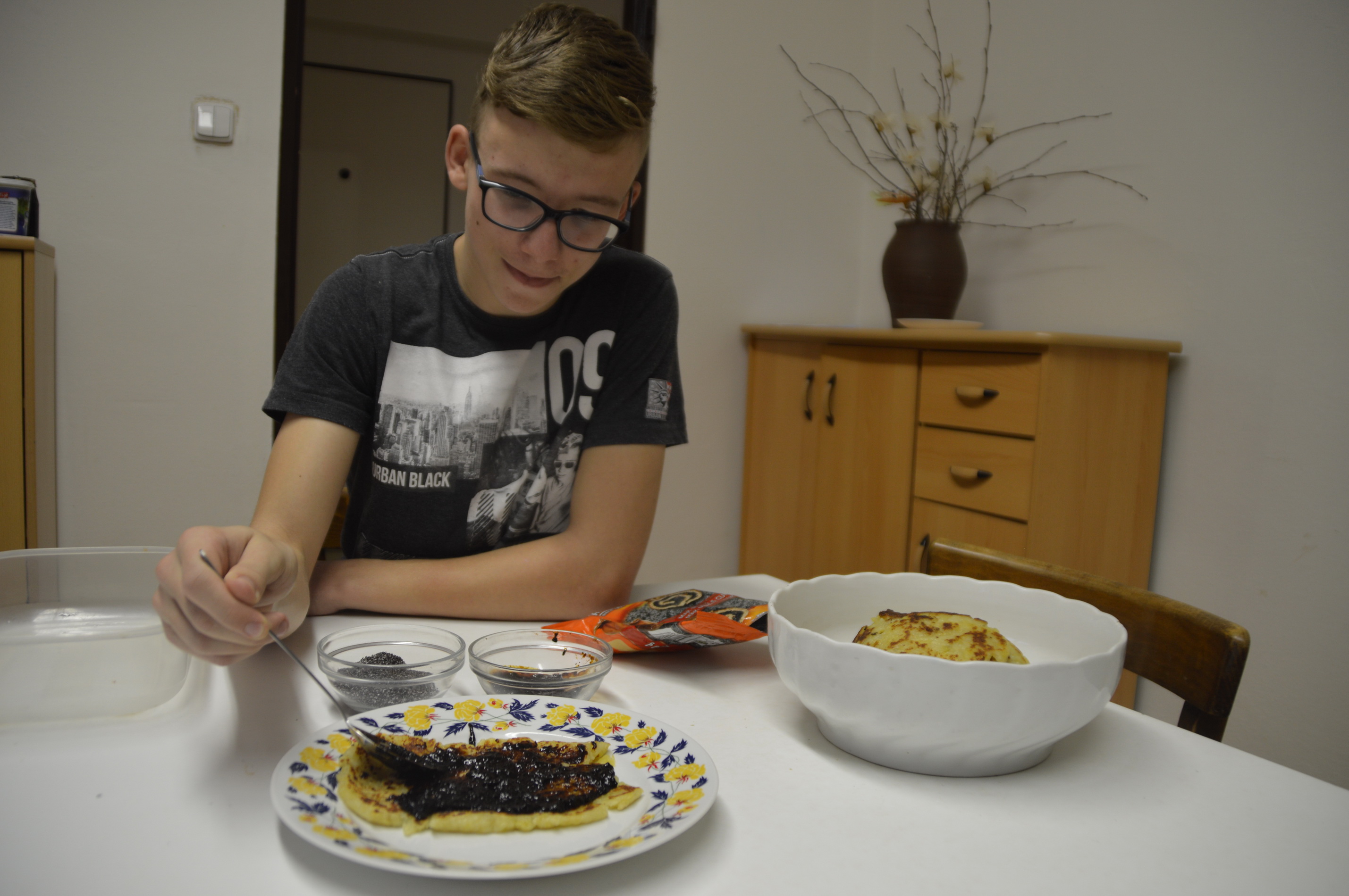 Potření povidly a posypání makem 4