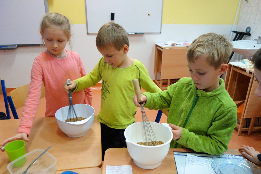 Smícháme rozmixované ořechy, mrkev, datle, skořici a důkladně promícháme. 8
