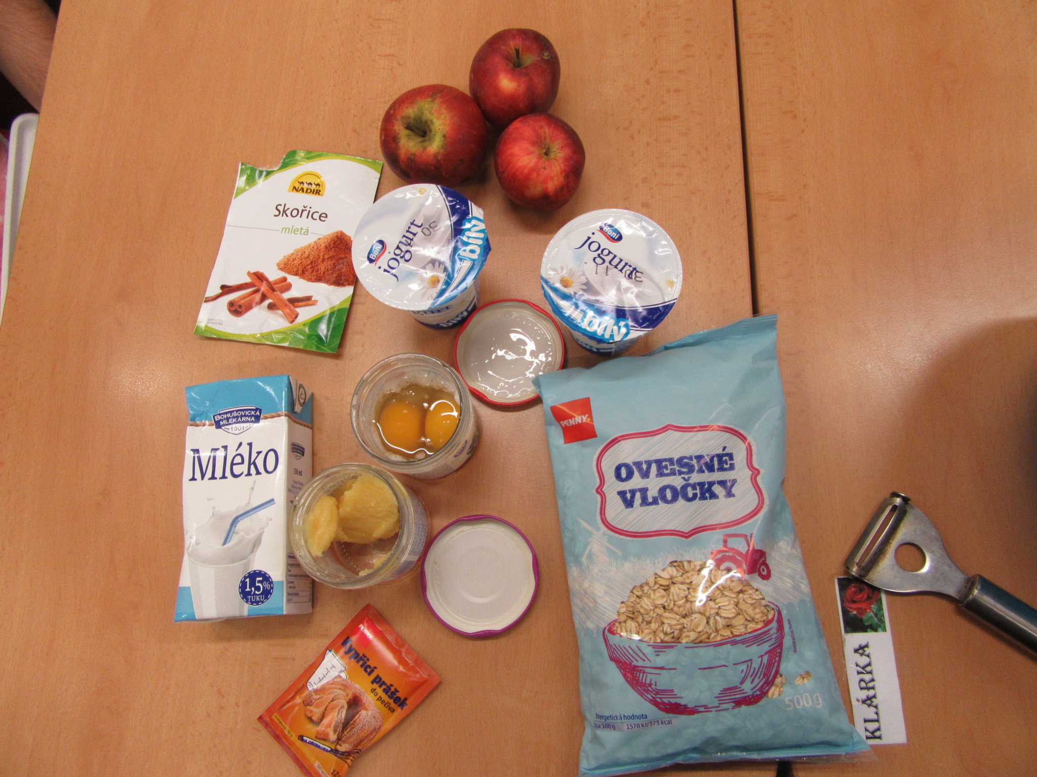 Suroviny na ovesné muffiny s jablky. 0
