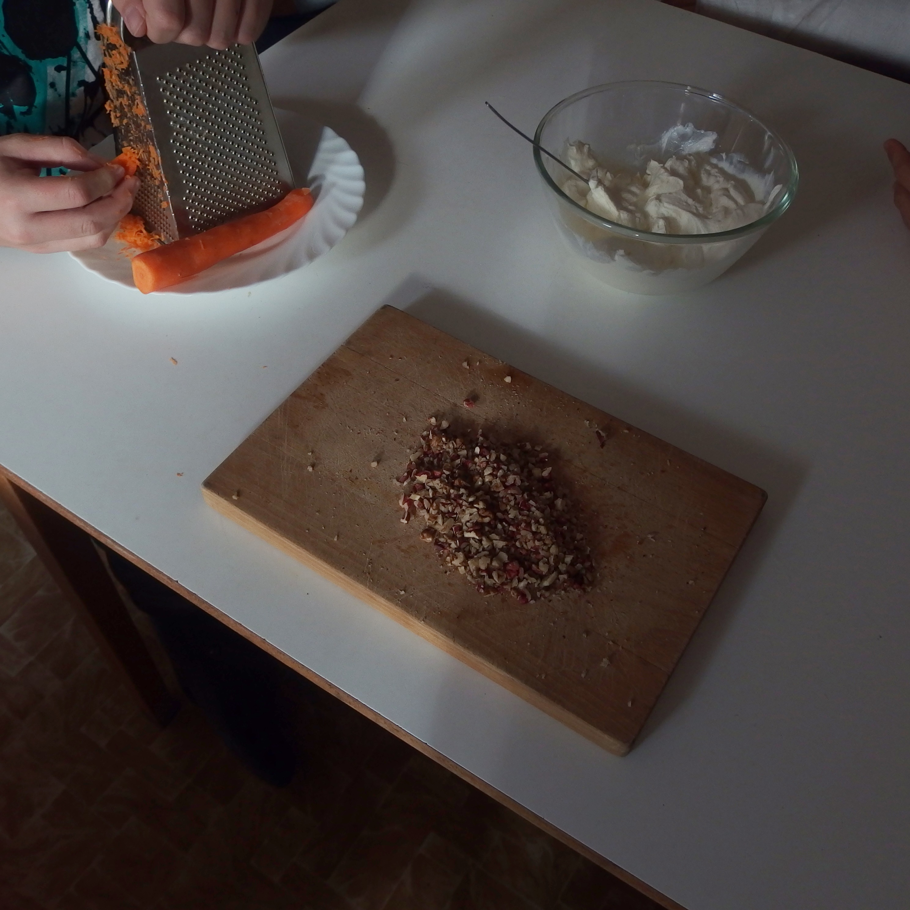 příprava pomazánky - strouhání mrkve, nasekané ořechy 1