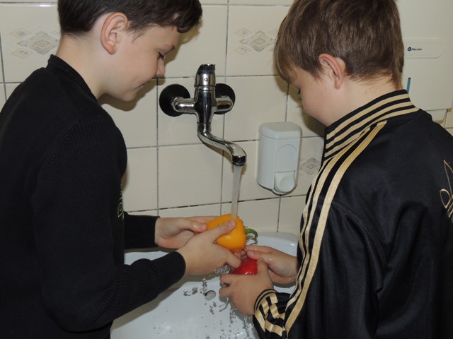 Před zahájem práce je důležité umýt si ruce a omýt všechnu zeleninu. 0