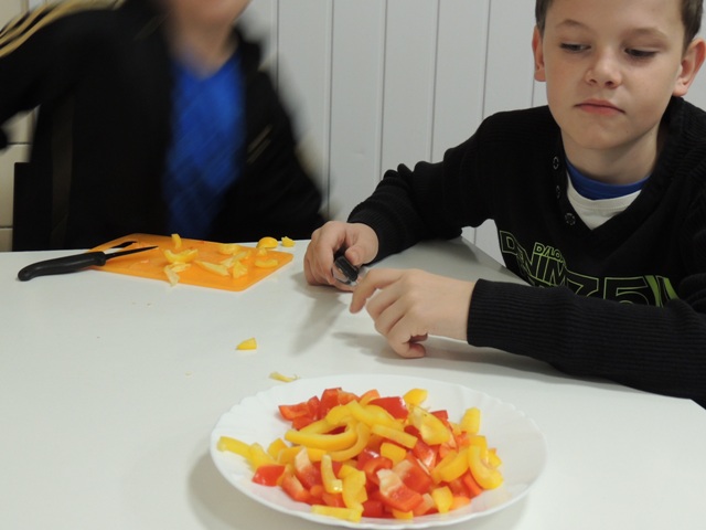 Nakrájení zeleninových ozdob se ujali hlavně chlapci. 6