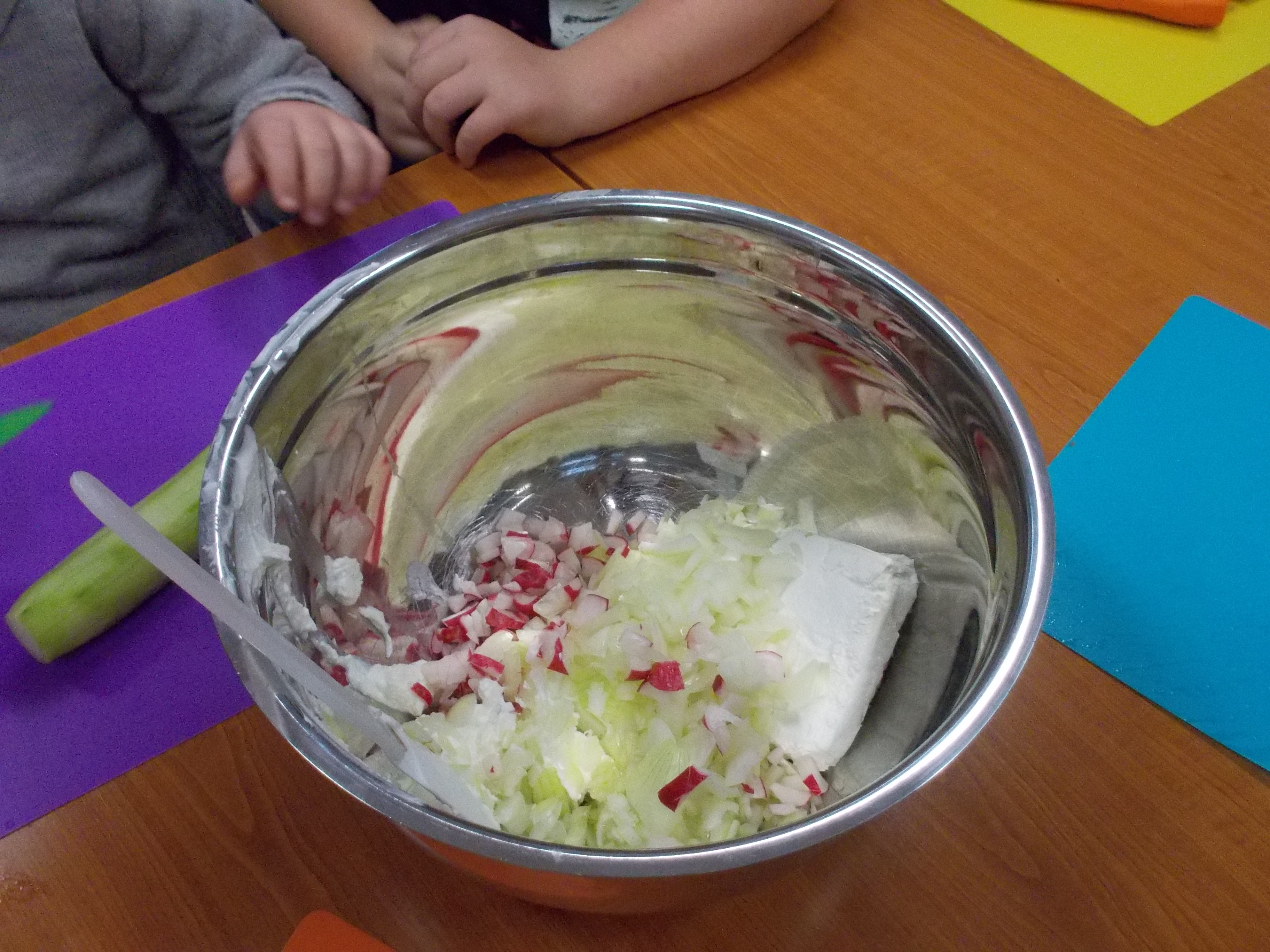 Přidáme nakrájenou cibuli a ředkvičky. 4