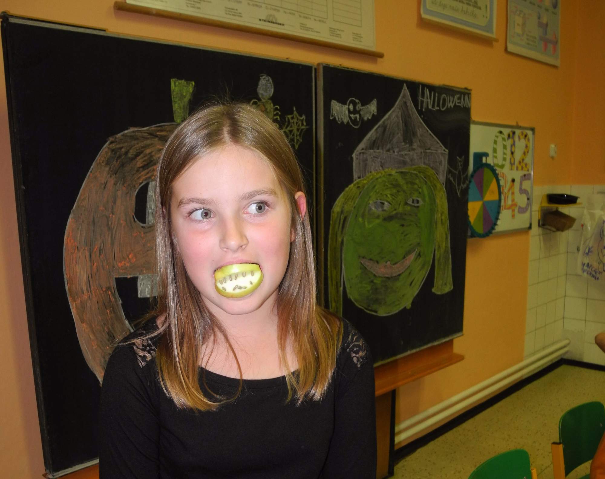 A protože to byla halloweenská noc, nesměly chybět upíří zuby ze čtvrtek jablek a semínek slunečnic. 3
