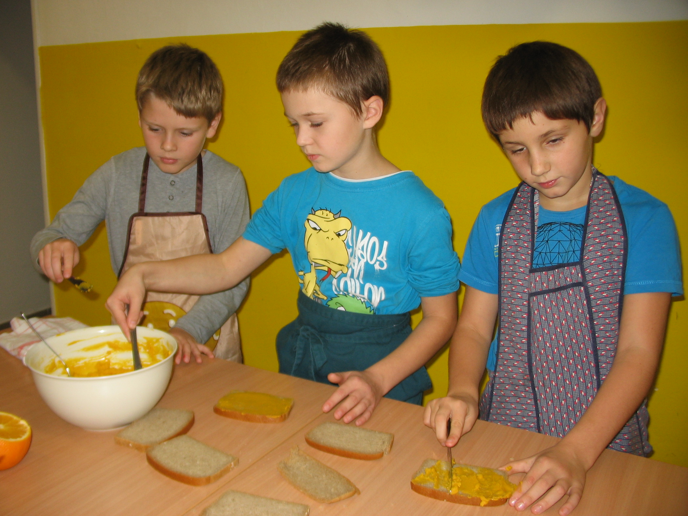 Namazání pomazánky nám dělalo trošku problém, ale to se dopiluje, vždyť máme teprve druhou hodinu vaření.... 2