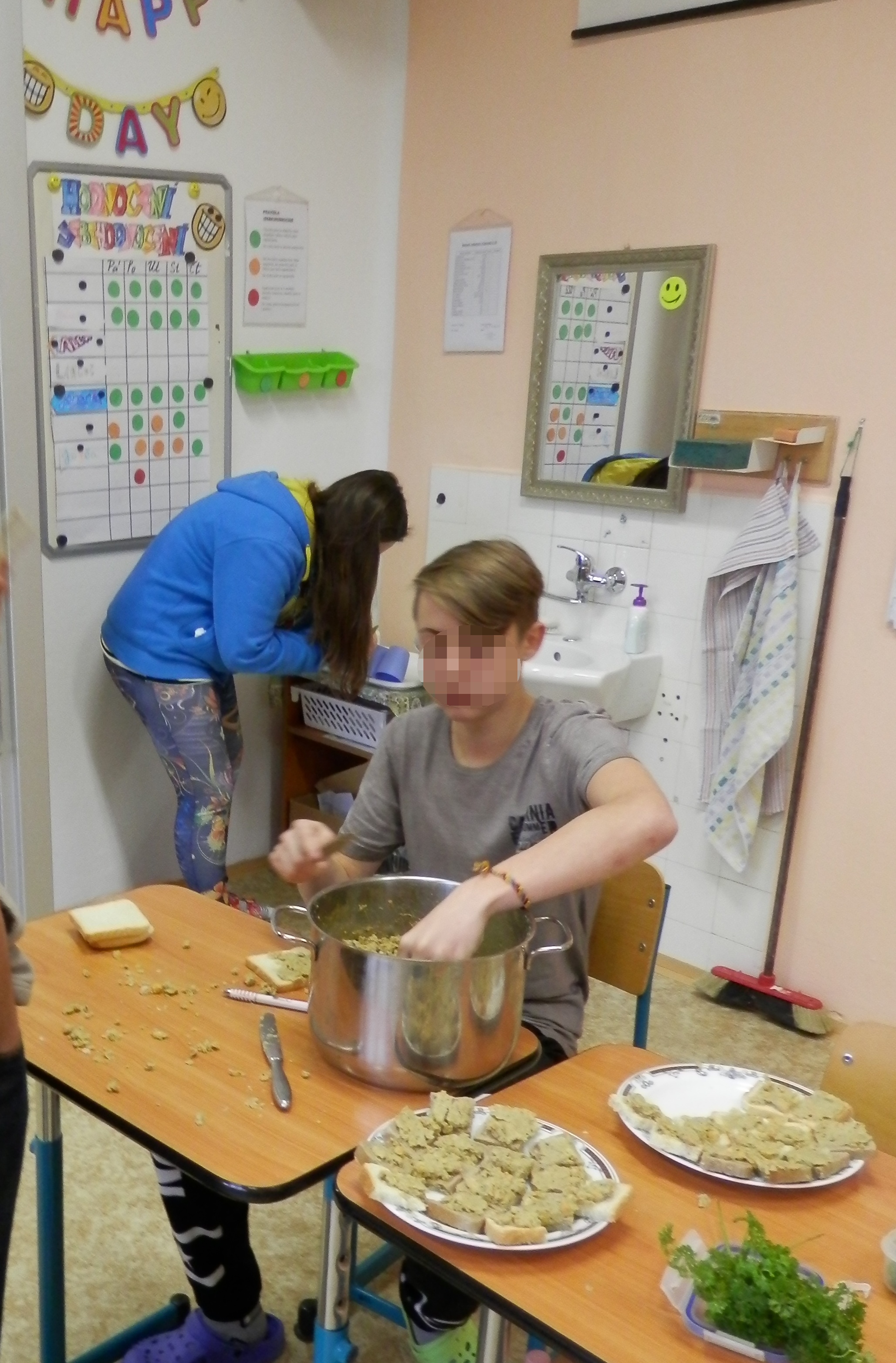Hotovou pomazánku namažeme na celozrnnou bagetu či chléb. Cizrnovou pomazánku je vhodné doplnit jakoukoliv zeleninou - dle sezonní nabídky.Jako nápoj jsme zařadili domácí jablečný mošt. 6
