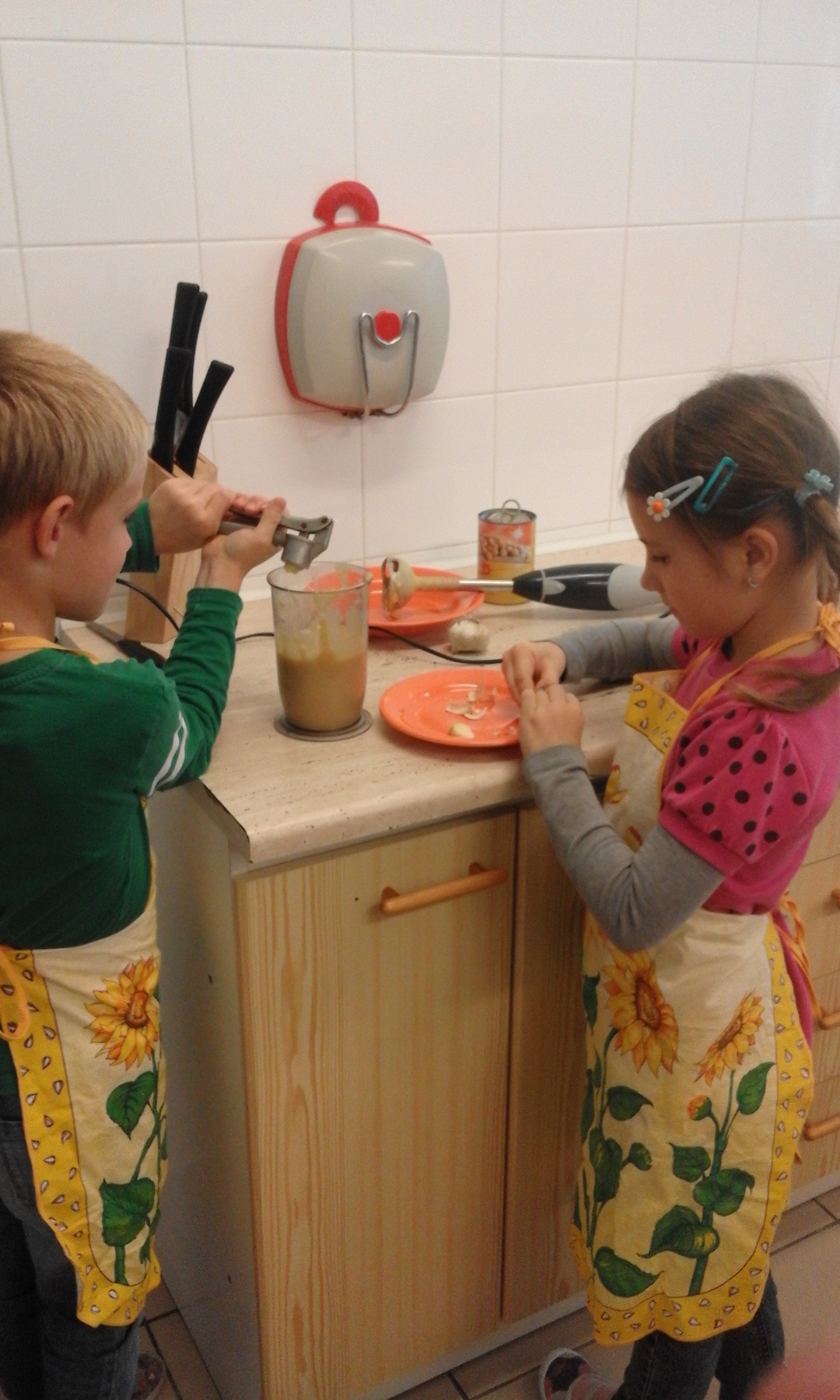 Do rozmixované cizrny děti přidávají rozmačkaný oloupaný česnek. 2
