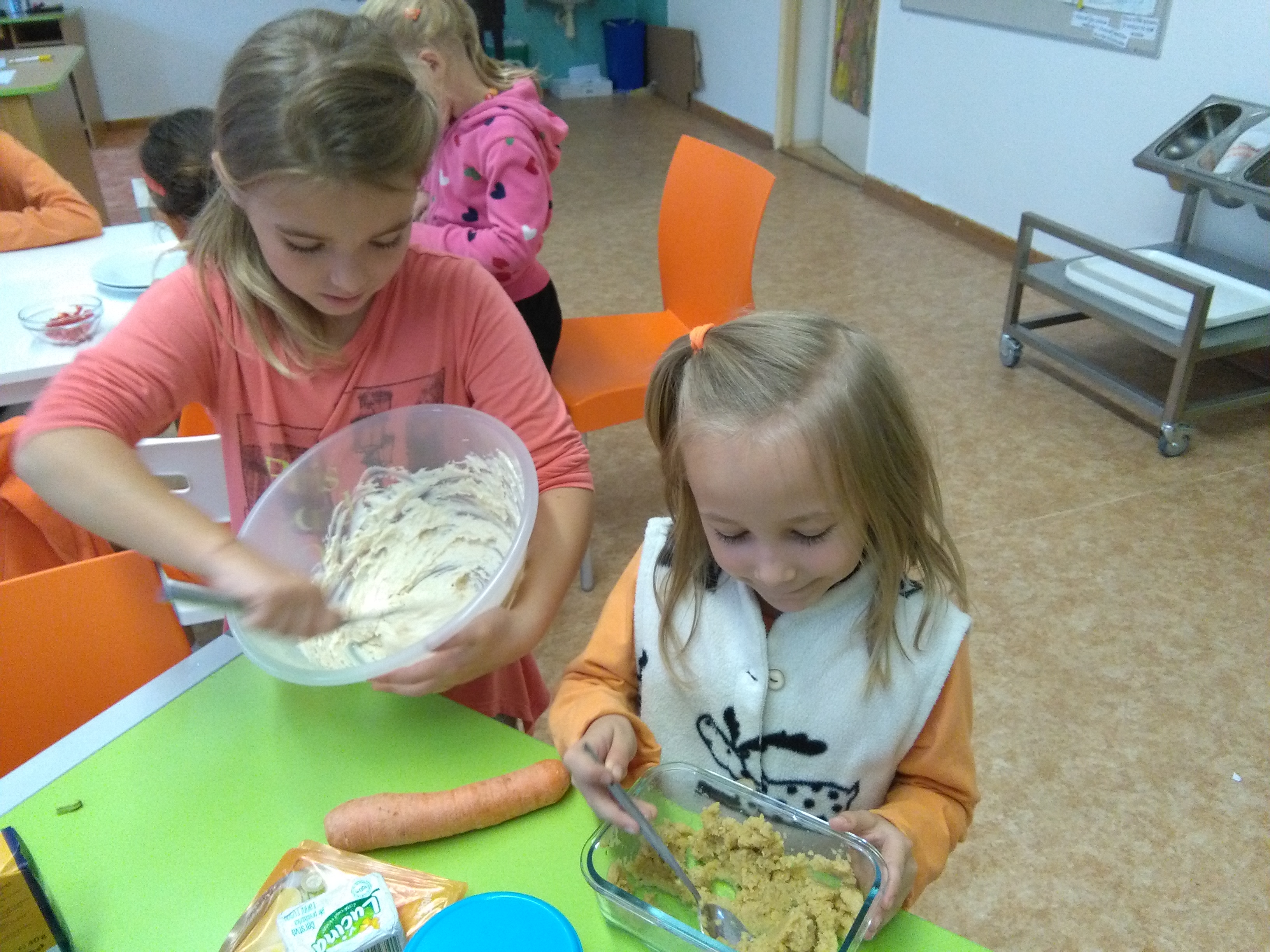 Když máme vyšleháno, můžeme pomalu vmíchat mletou papriku a červenou čočku. 4