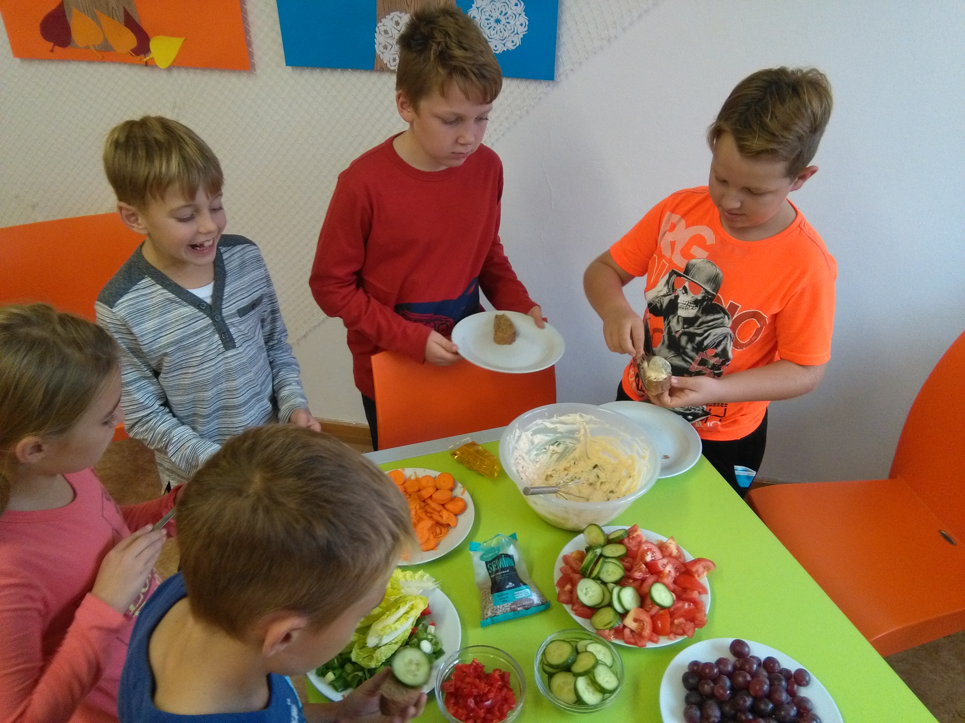 Pomazánka je hotová a můžeme se pustit do návrhů na servírování. K tomu jsme si nakrájeli ještě spoustu zeleniny v barvách podzimu. Tvoříme zdravé talíře podle Margit Slimákové. 7