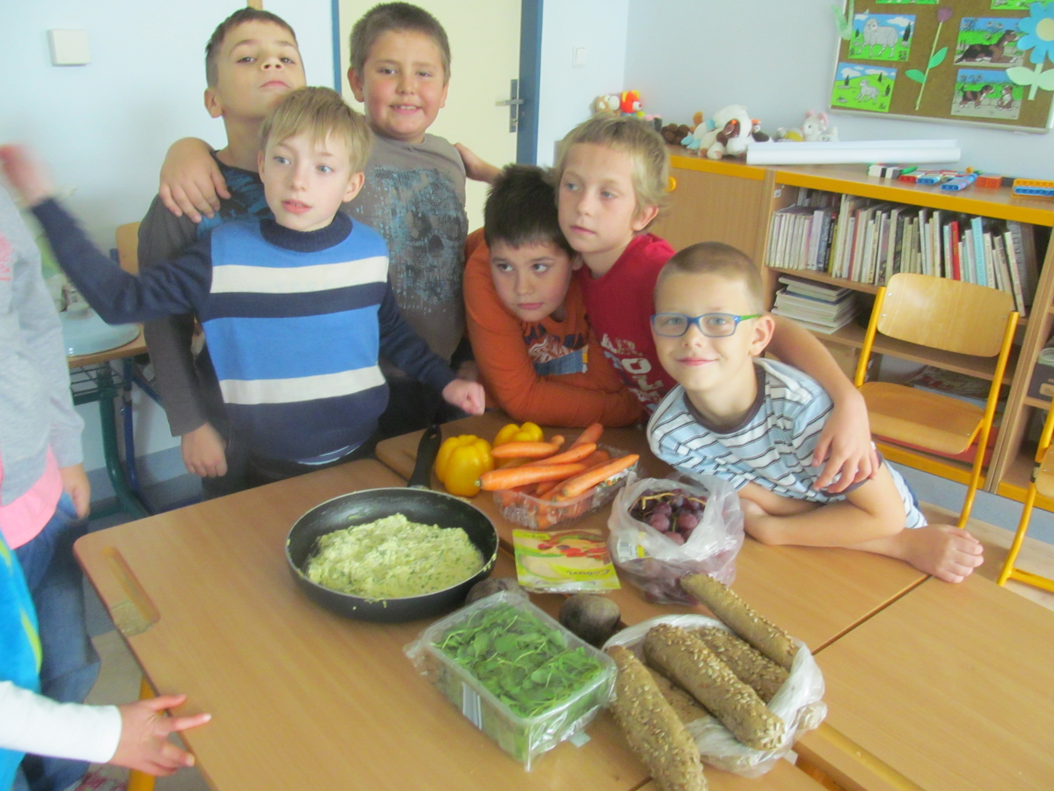 Aby nám pomazánka chutnala a měla více vitamínů, připravili jsme si další suroviny, kterými jsem jednohubky ozdobili.
/hroznové víno, mrkev, červenou řepu, papriku, polníček, plátkový sýr/. 6