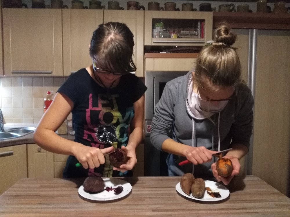 Batáty a červenou řepu oloupeme a překrojíme na menší díly. 1