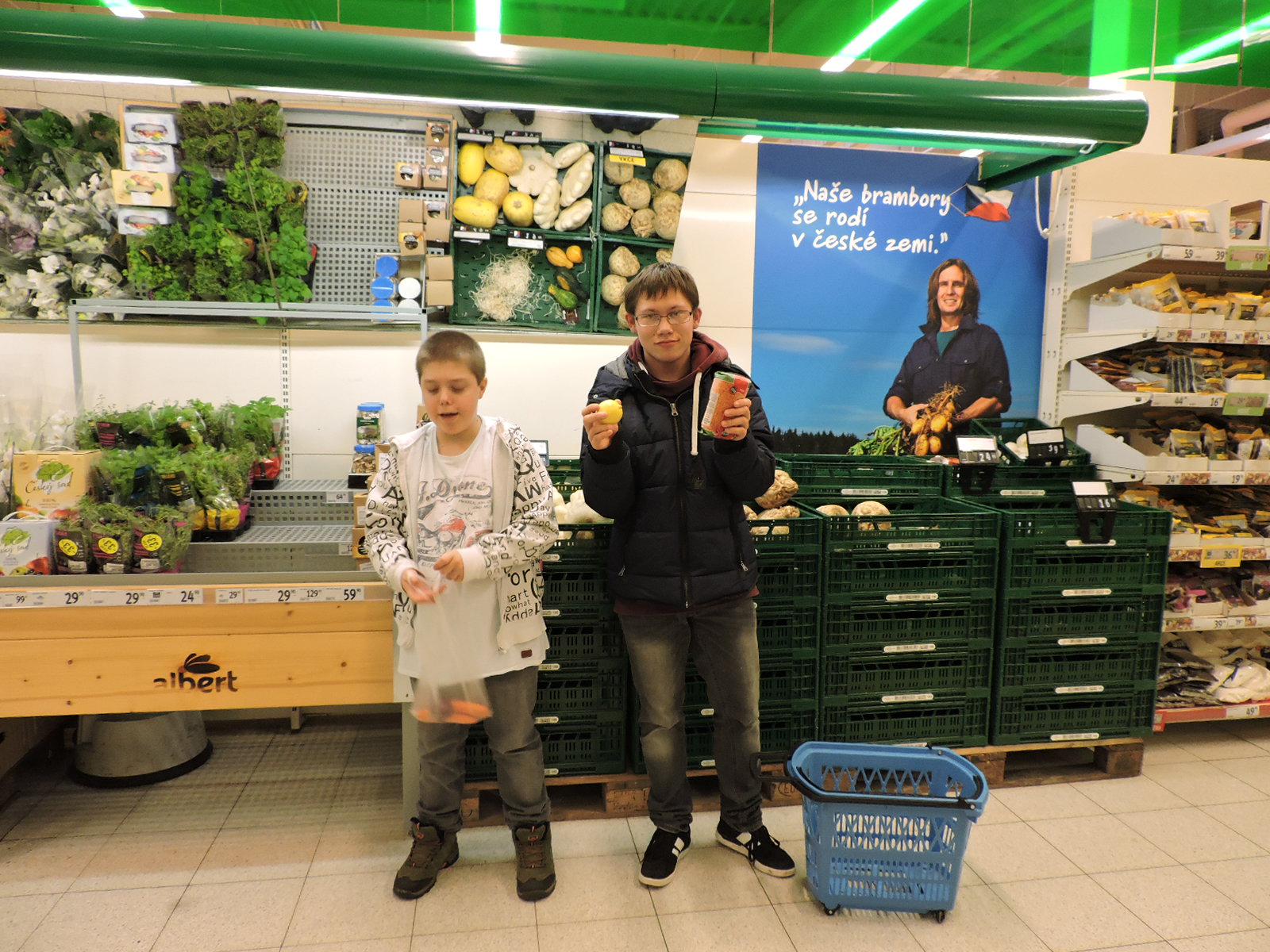 Nezapomeňte vybírat jen čerstvé suroviny. V našem případě mrkev, cibuli, citrón, petržel. 0