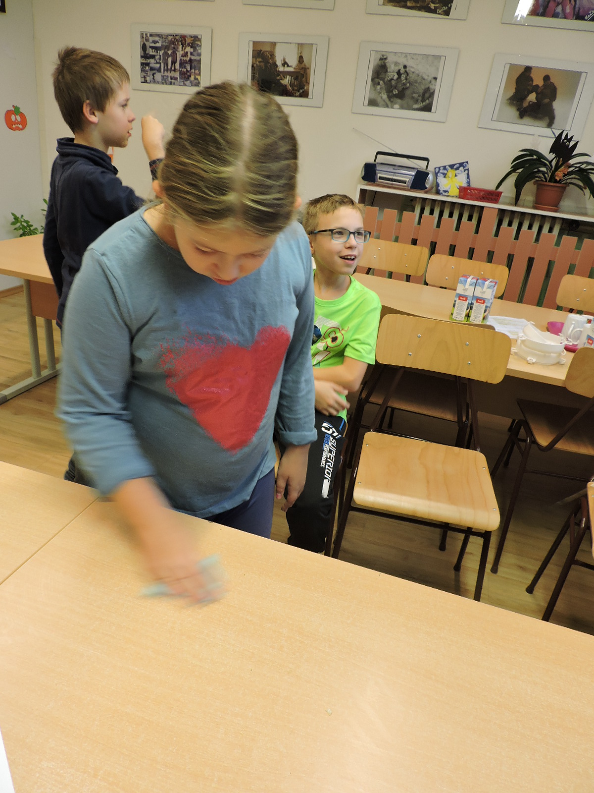 Smícháno! Rychlý úklid stolu, než se půjde zdobit a servírovat.
,,Já uklízím, až mám ruku rozmazanou, tak jsem rychlá a kluci se baví, klasika! 11