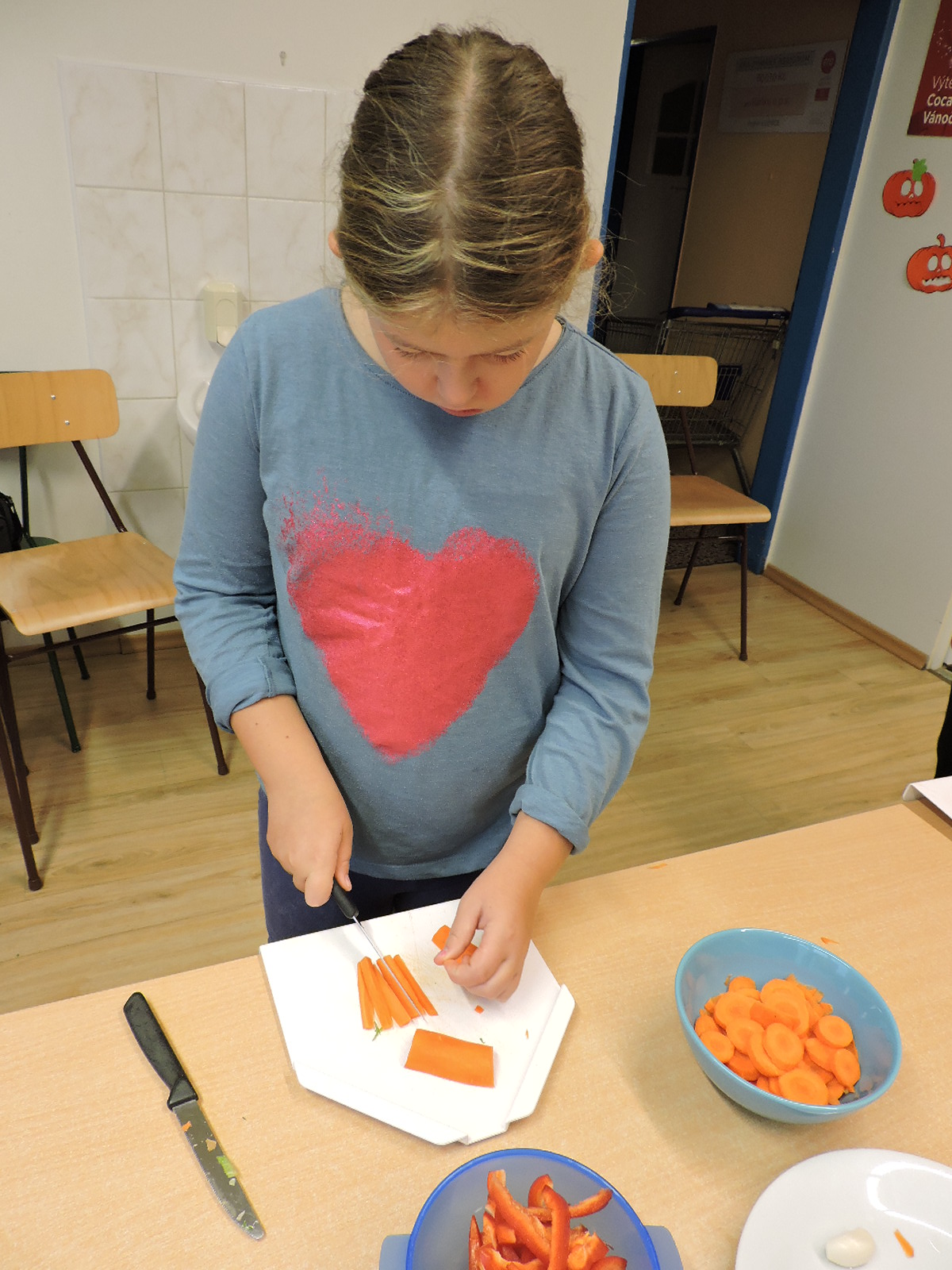 A zatím krájíme a pekelně se soustředíme. 4