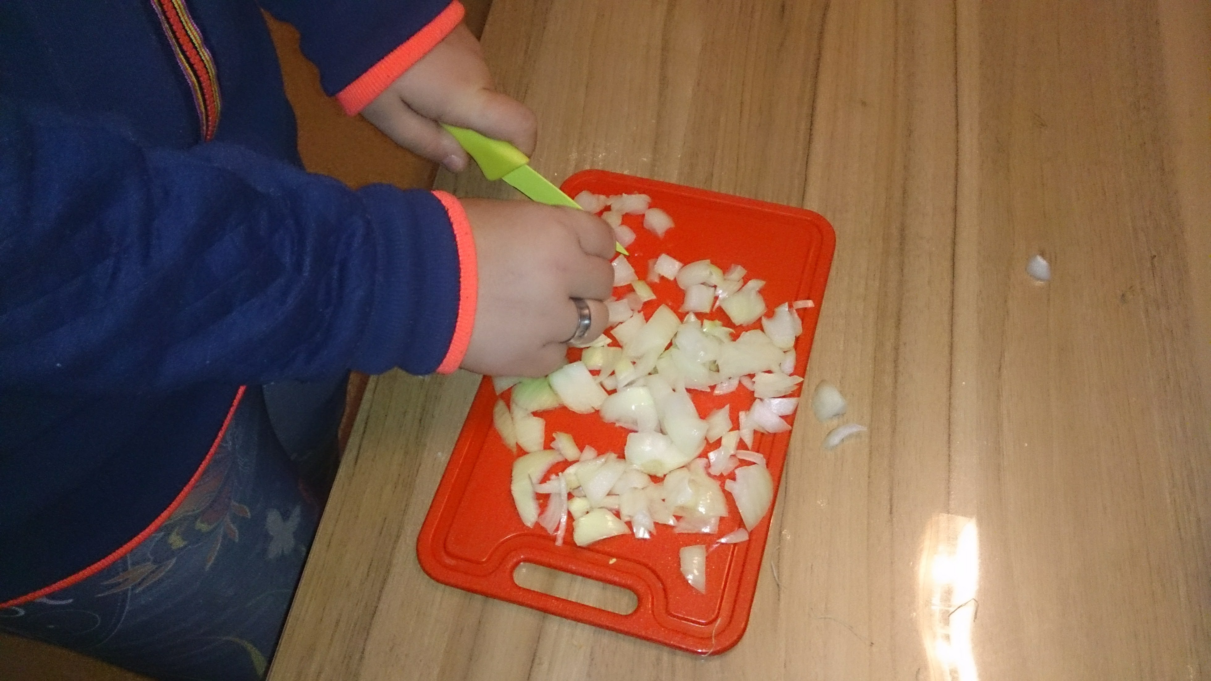 Cibuli nakrájíme na malé kostičky a česnek na plátky. 1