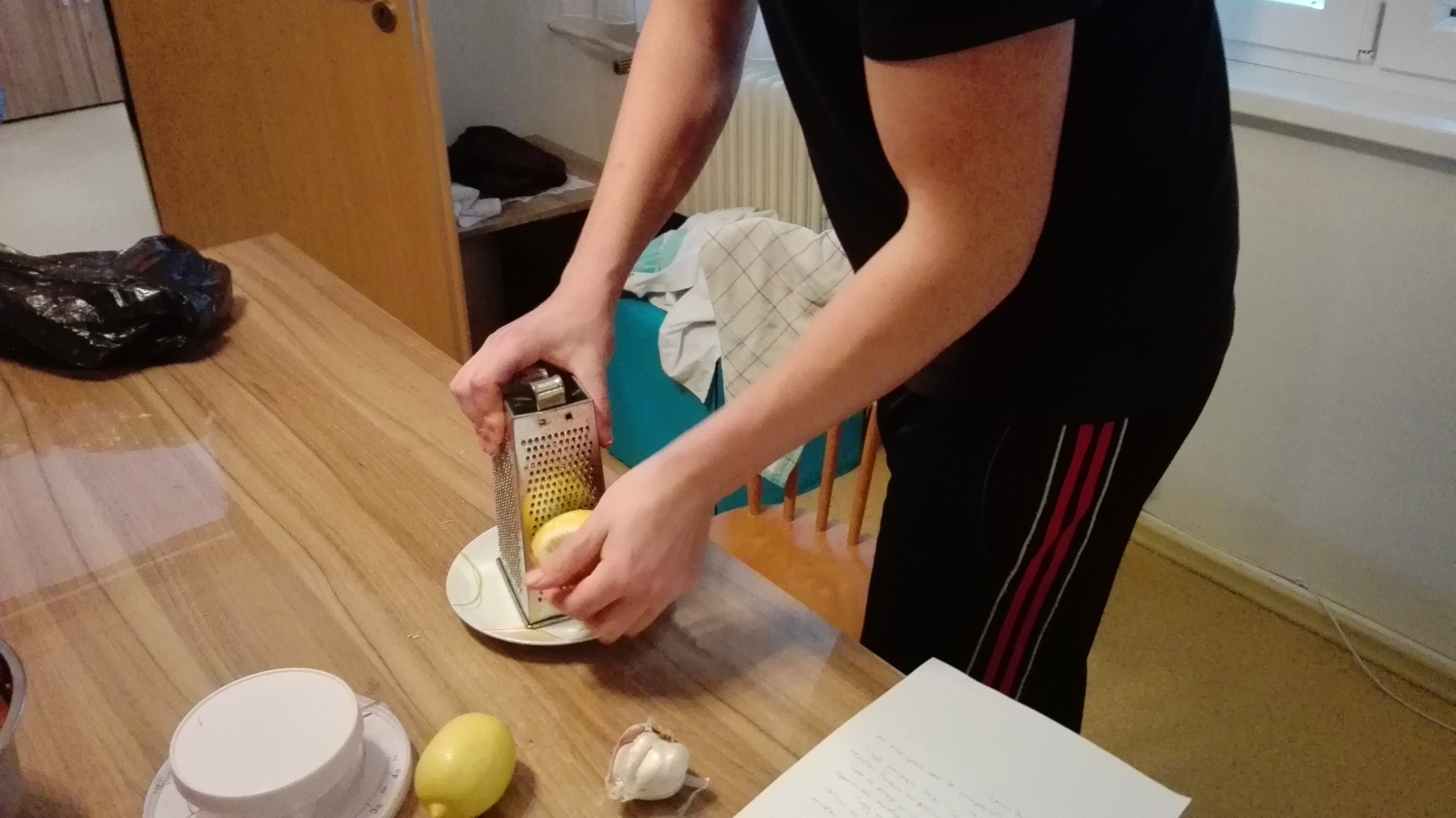 Nastrouháme citronovou kůru z omytého citrónu. 4