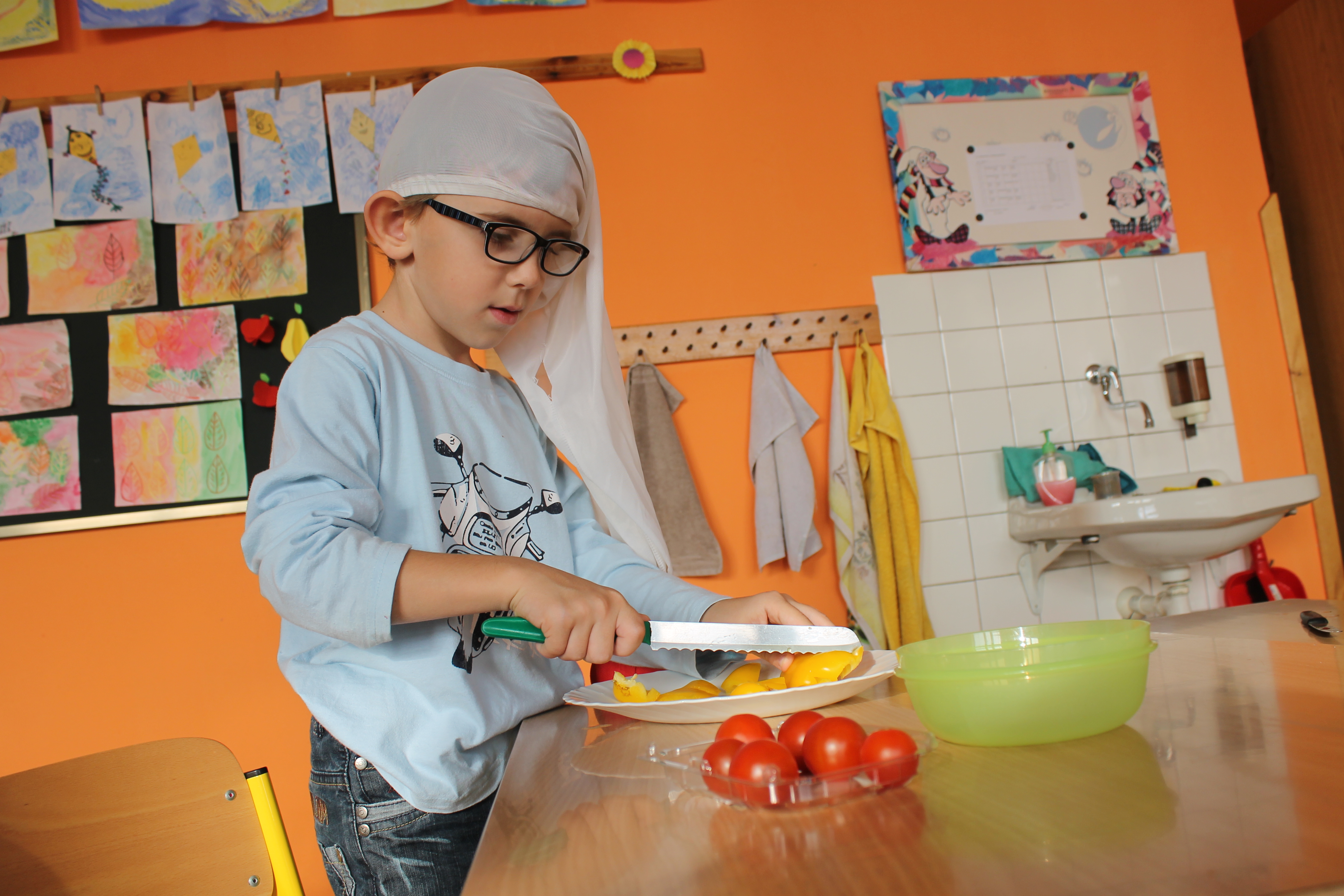 Honzík je specialista na krájenou papriku. Barva není důležitá. 16