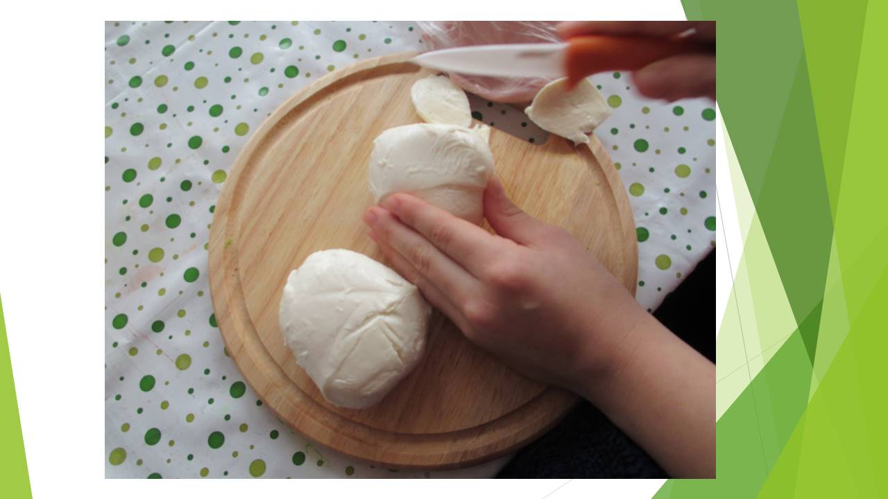 nakrájíme mozzarellu na plátky a přidáme do mísy 2