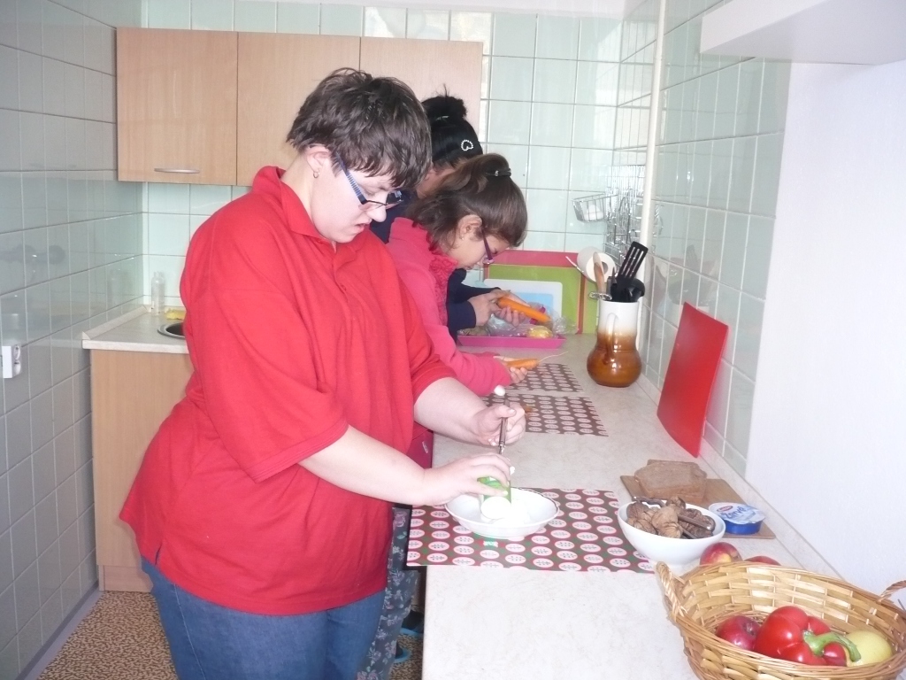 Do misky si připravíme jogurt a žervé. 5