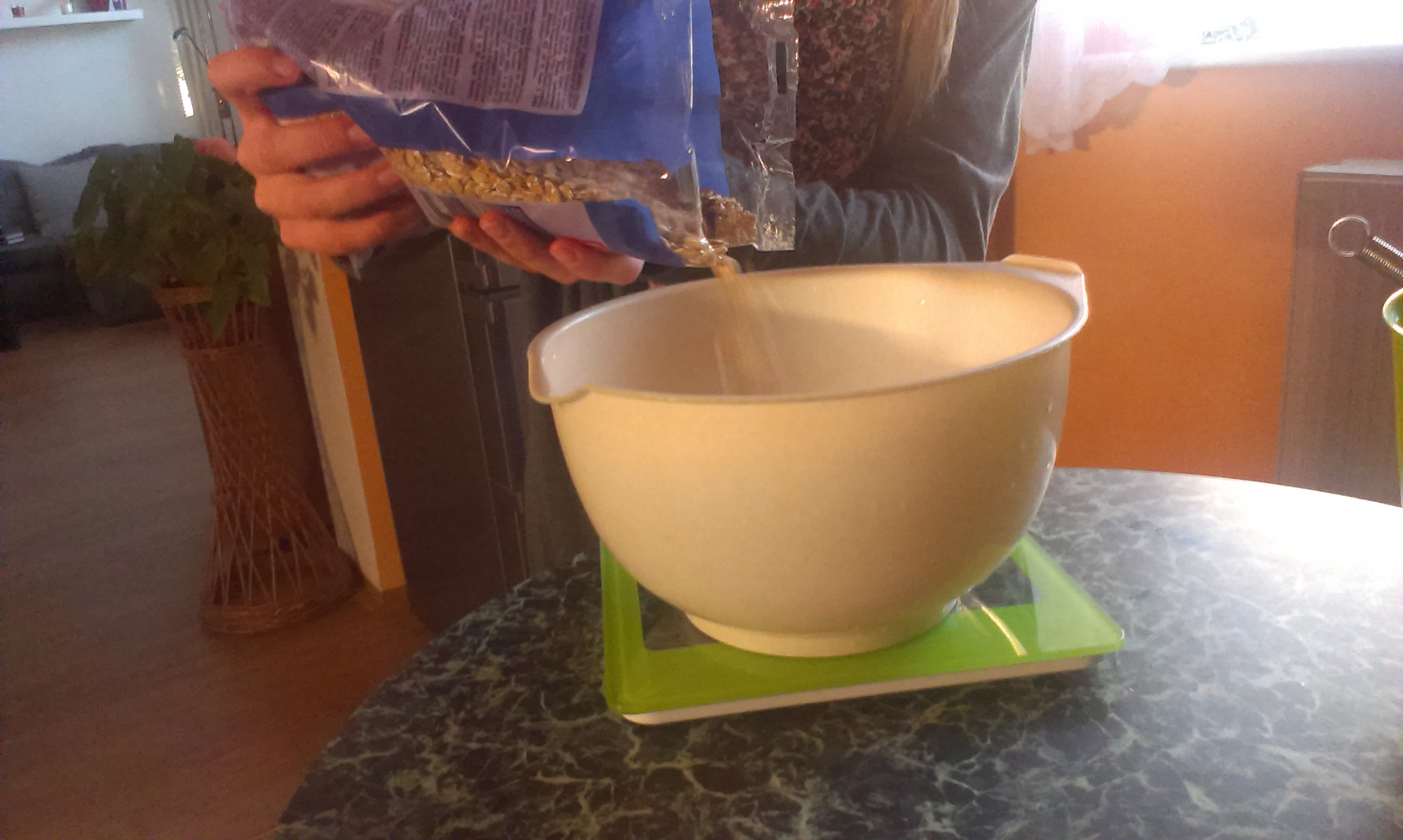 Přisypání 200 g ovesných vloček. 1