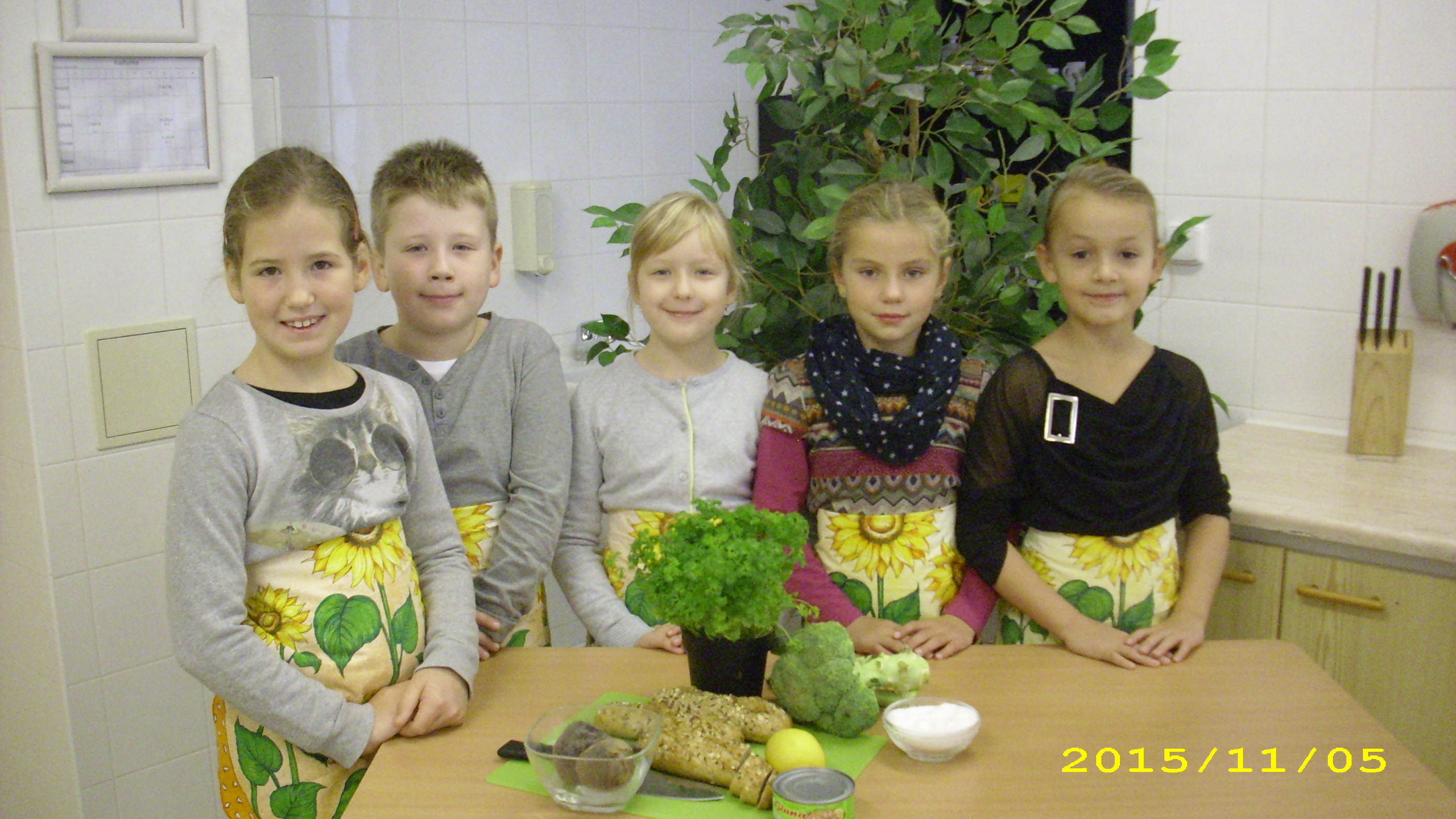Pracovní skupinka dětí ze školní družiny. Na stole leží nakoupené potraviny. 0