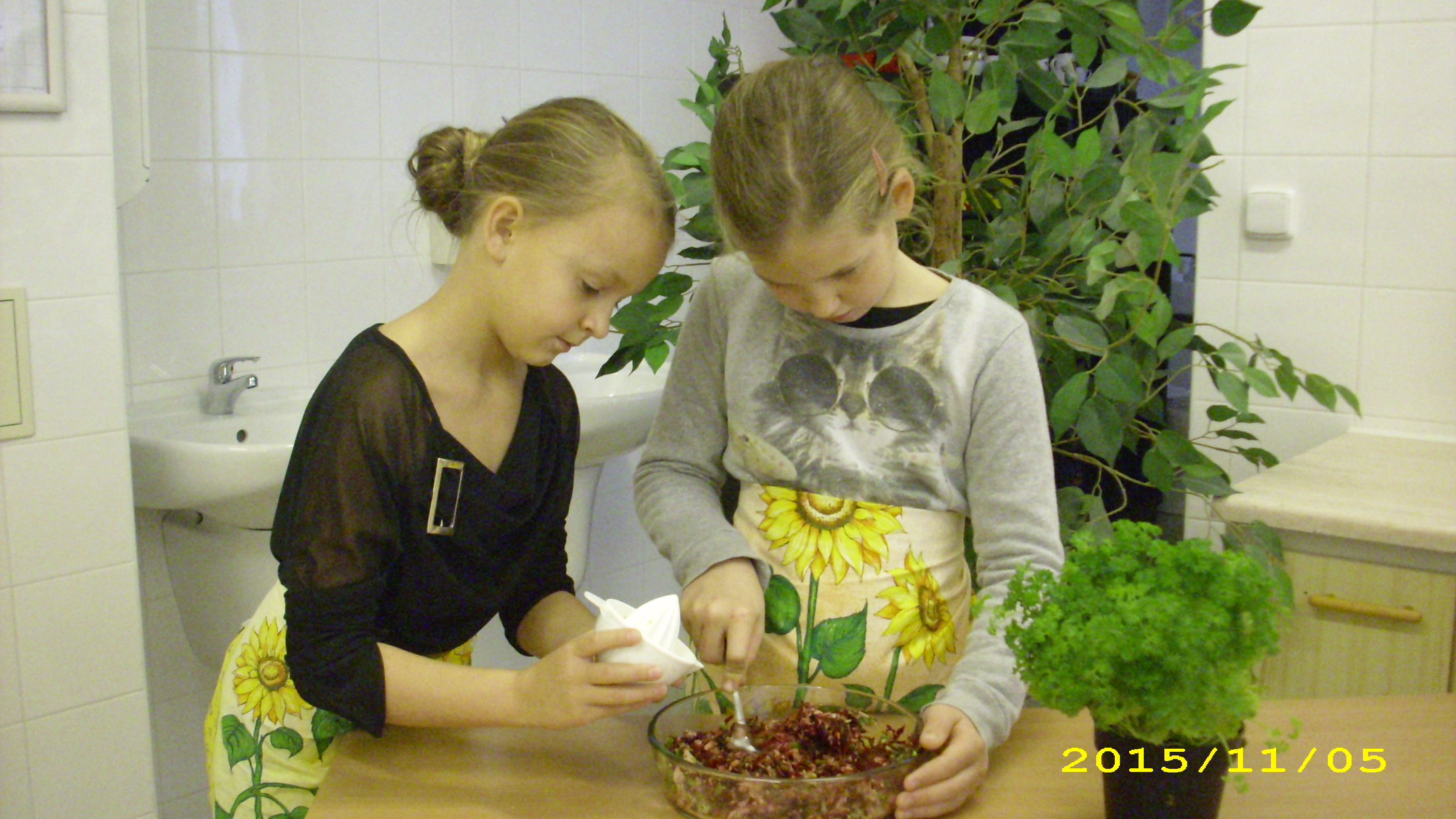 Společné lehké promíchávání potravin, dochucení citronovou šťávou a solí. 8