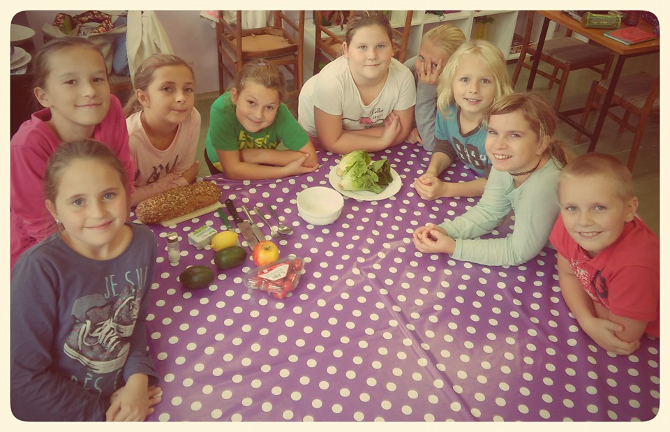 Toto je náš tým ze školního klubu: Nelča, Lilka, Nikča, Dave, Ája, Andrejka, Maruška, Domča a Barča. 0
