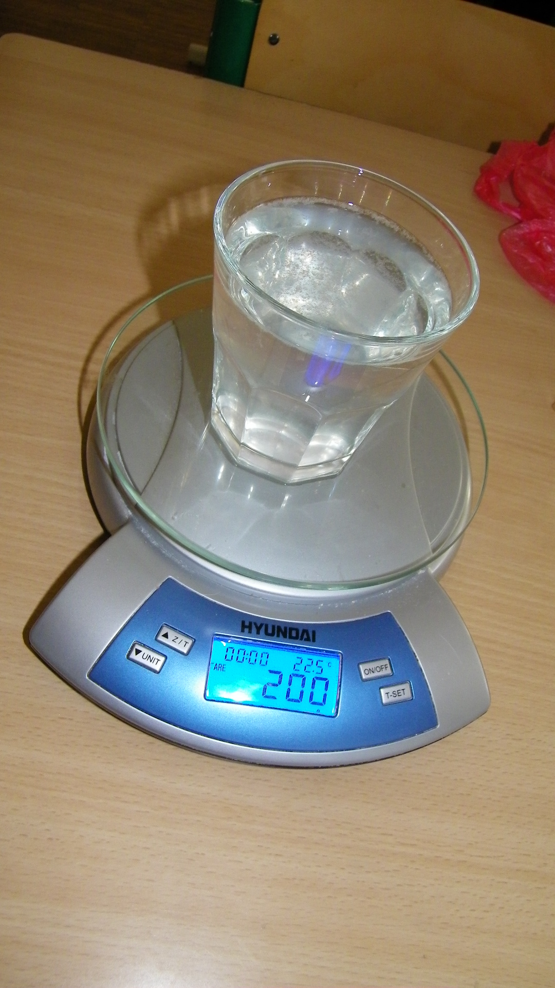 Připravíme si osvěžjící nápoj z vody (200ml), do které přidáme pár kapek citronu. 5