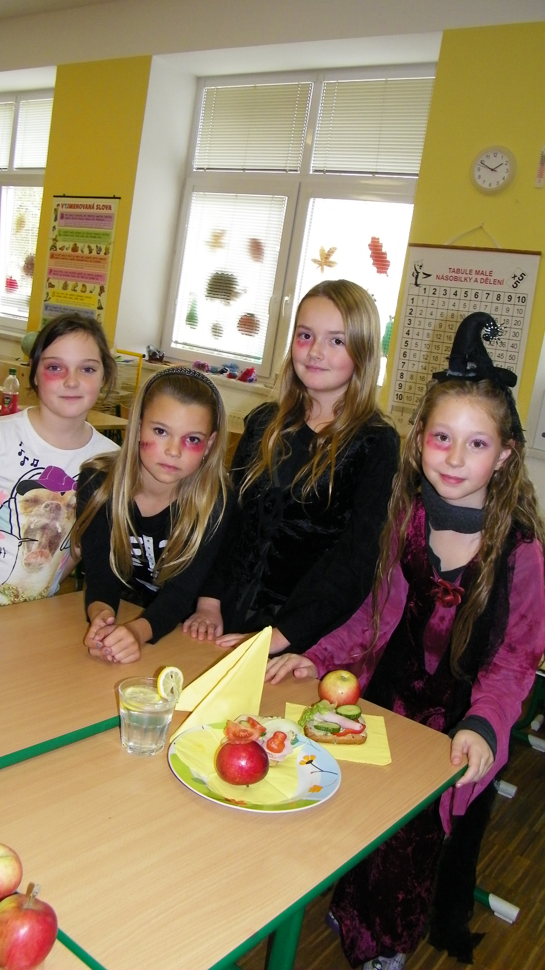 To jsem my - Halloweenské strašidelné svačinářky. Příprava se nám moc líbila a pochutnaly jsme si na ní v družině.
:-) 7