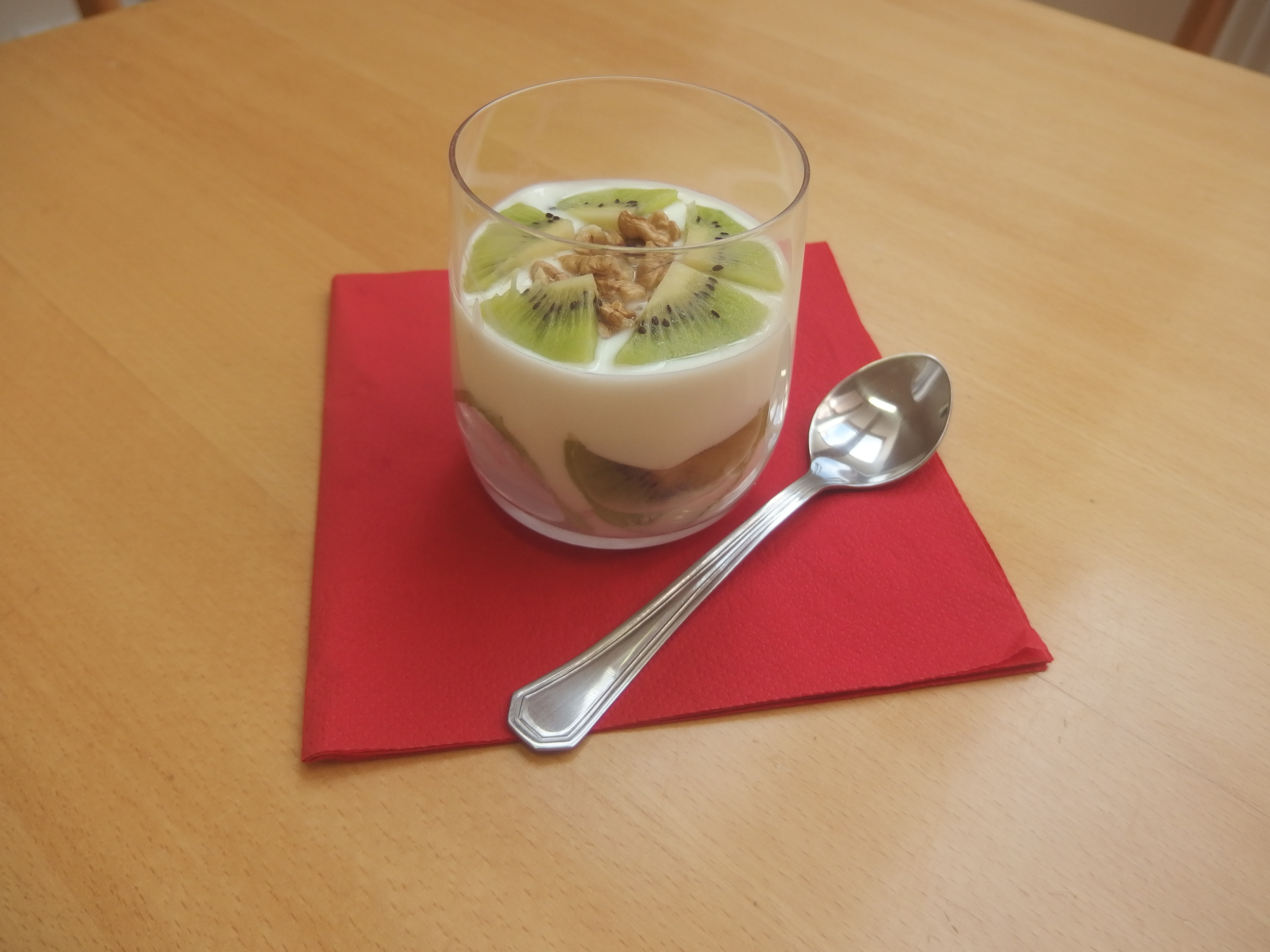 Jogurt s kivi a vlašskými ořechy 2