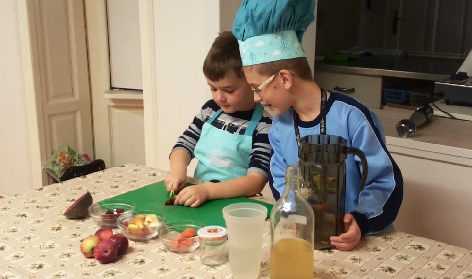 Potřebujeme červenou řepu, jablka, mrkev. 10