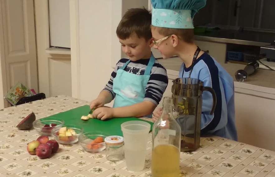 Vše nakrájíme na kostičky a přidáme kapku lněného oleje, aby se z mrkve uvolnil vitamín A. 11