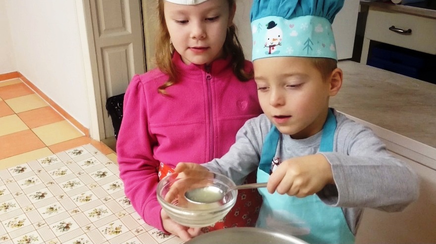 Jakmile začne mléko se smetanou na okrajích jemně bublat, přidáme citronovou šťávu. 4