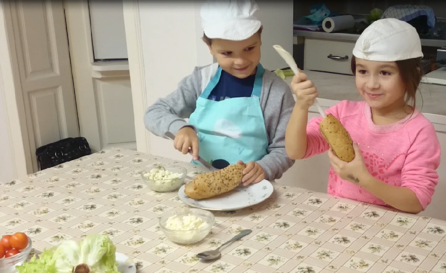 Můžeme podávat s bagetou ozdobenou jarní cibulkou, ledovým salátem a rajčetem. 8