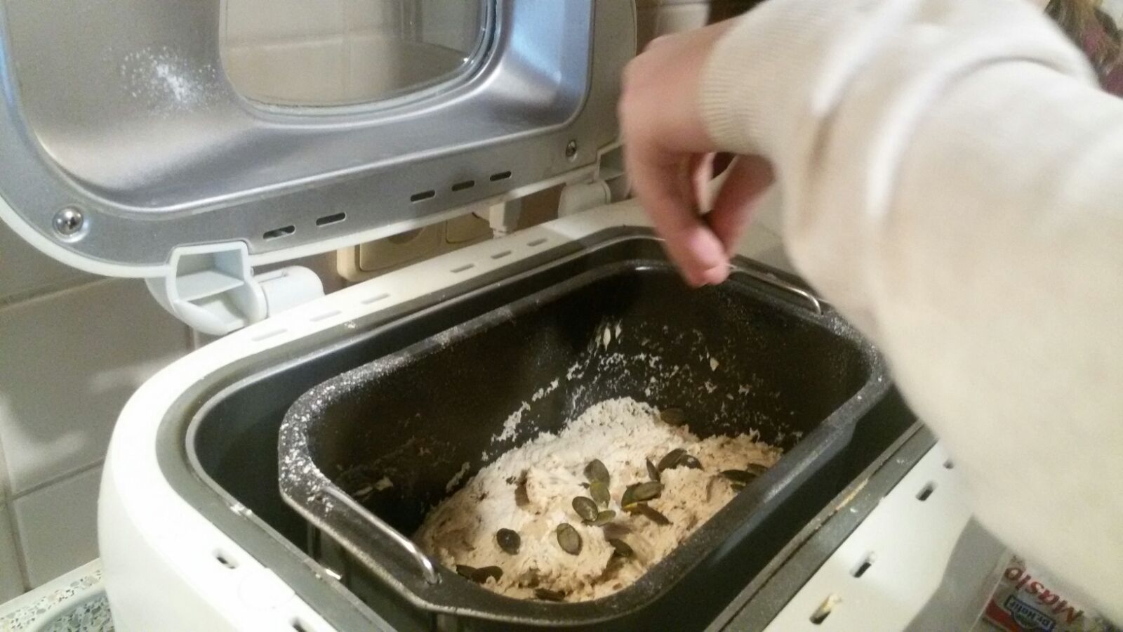 Na chléb, který se za hodinu a půl zadělal, jsme nasypaly slunečnicová semínka a chléb se mohl začít péct. 12