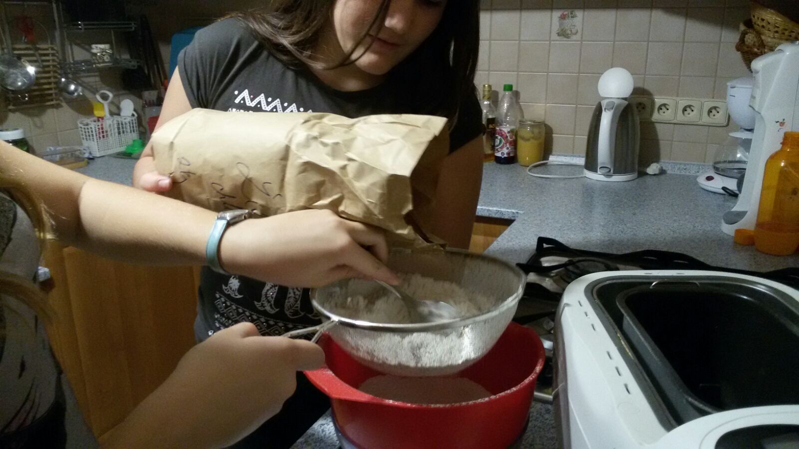 Začaly jsme domácím chlebem. Nejprve jsme si prosily mouku. 1
