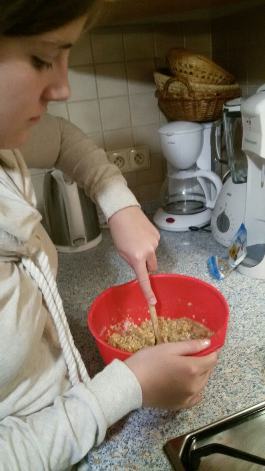 Tuto směs jsme přidaly k vločkám, mouce, cukru,slunečnicovým semínkám, kandované pomerančové kůře a jedlé sodě a promíchaly jí. 4