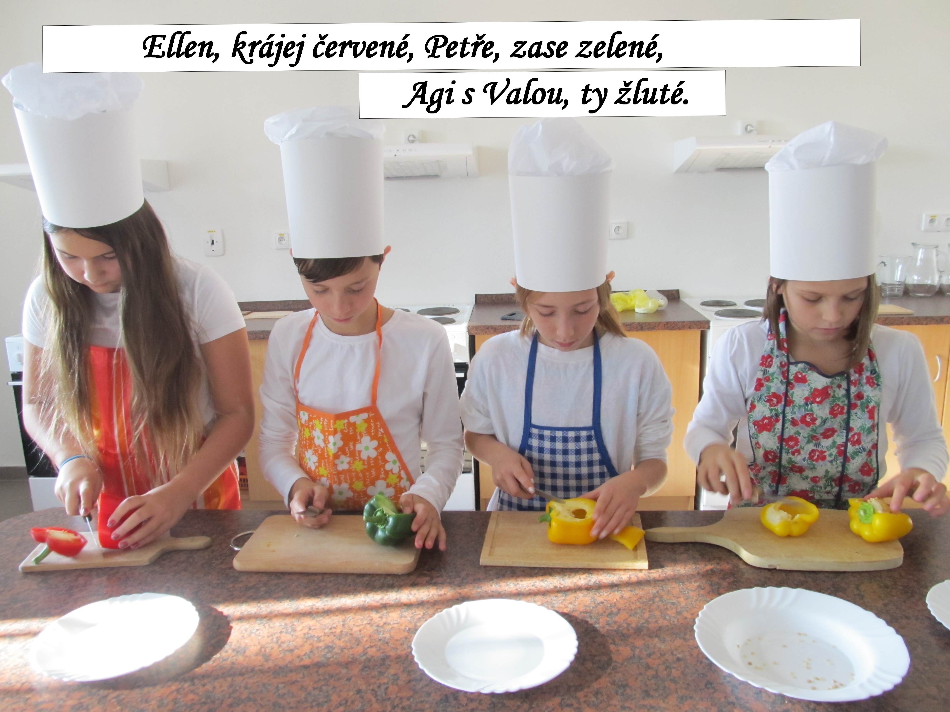 Ellen, krájej červené, Petře, zase zelené, Agi s Valou, ty žluté. 2