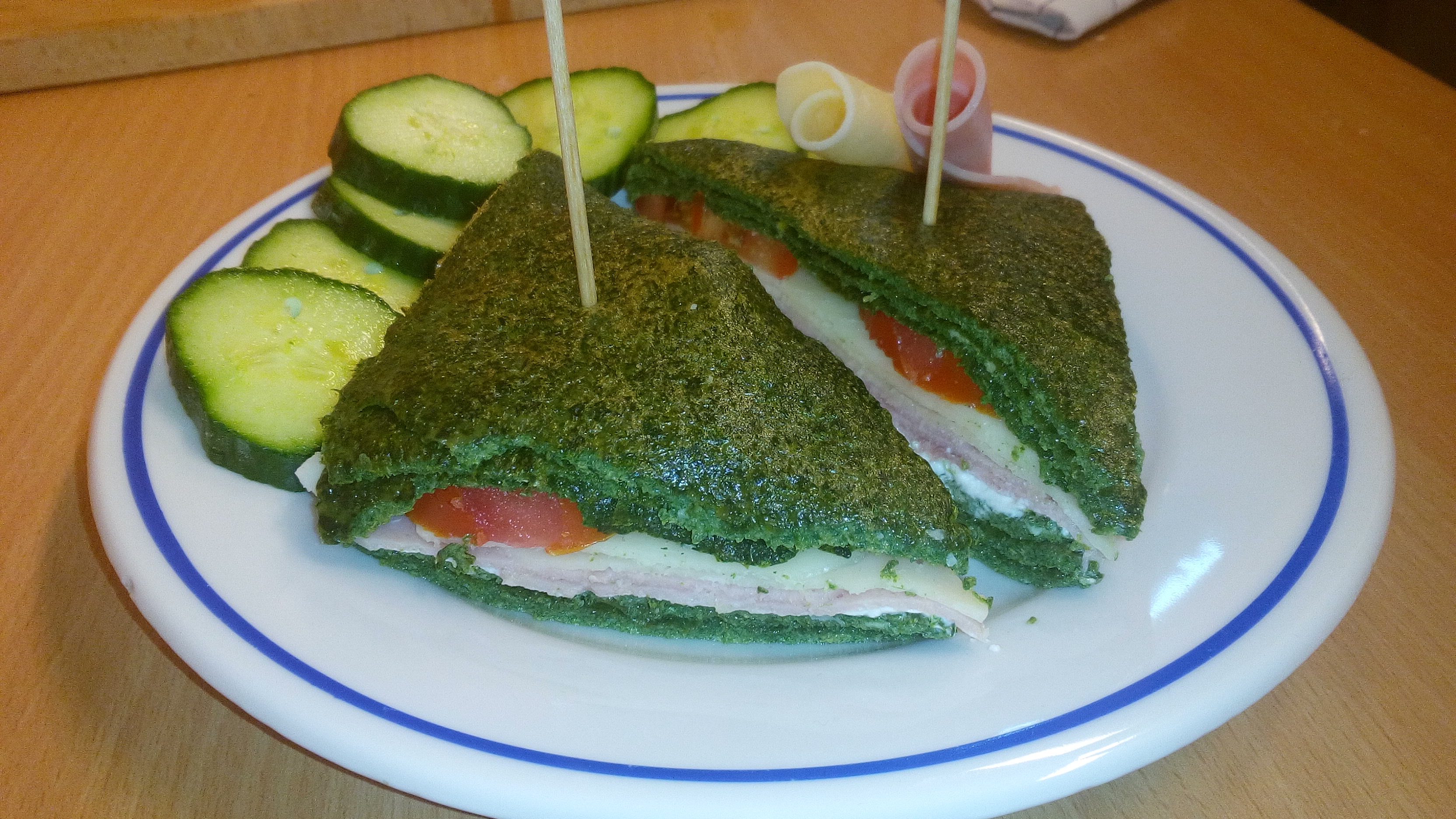 Nejvíce času nám zabralo samotné aranžování, protože věříme, že i estetická funkce jídla je důležitá. Špenátové toasty by se vešly i do svačinového boxu do školy. 3