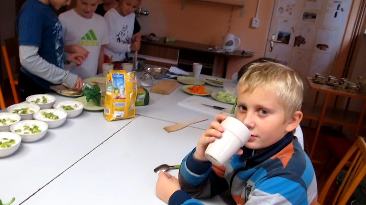 zasloužený odpočinek s čajem, který jsme si uvařili, čerpáme sílu na nový recept 12