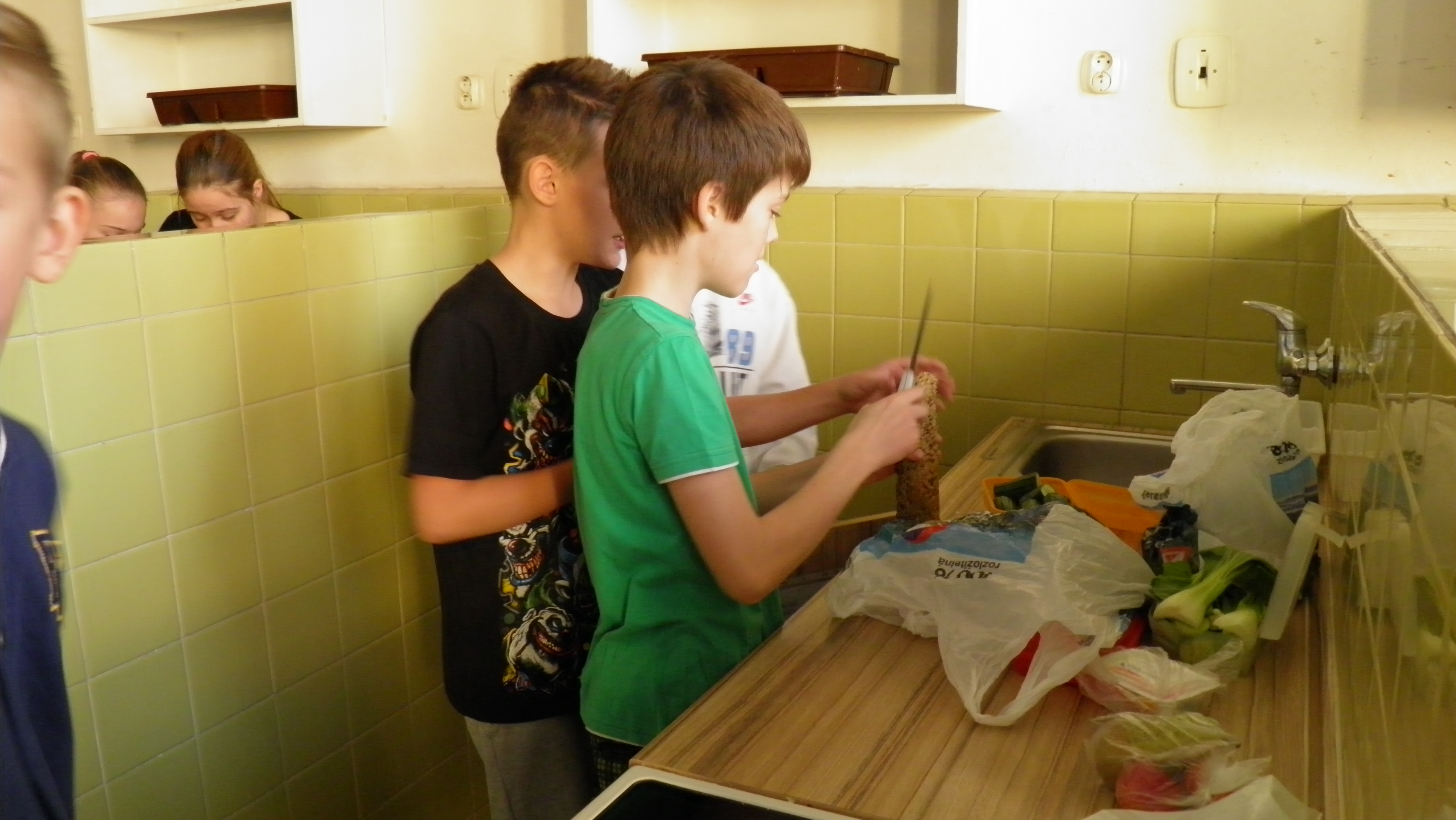 Začneme rozkrojením a rozporcováním celozrné bagety na pět částí. Obsahuje vlákninu, která je dobrá na zažívání a my chceme naši svačinku dobře strávit! 4